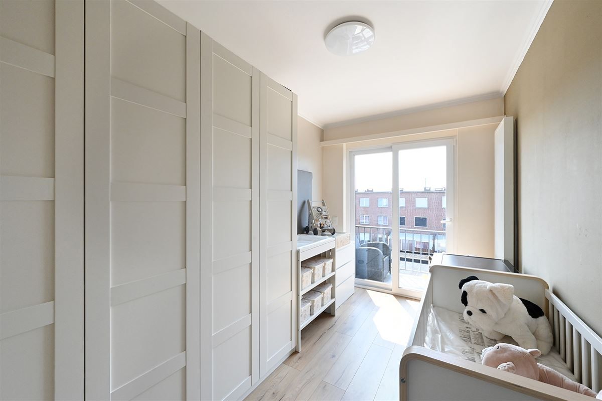 Totaal gerenoveerd appartement in rustige straat foto 9