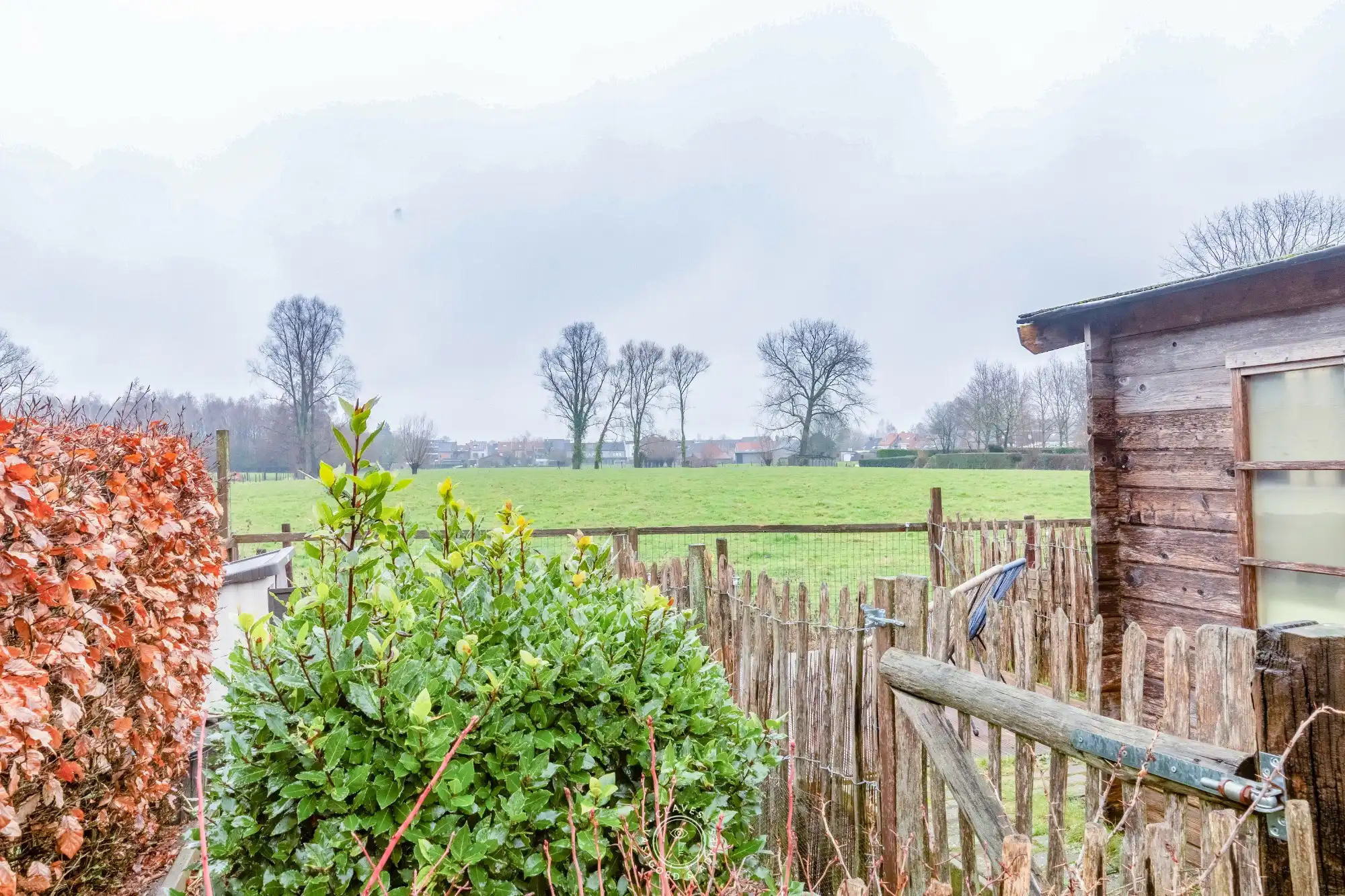 Charmante halfopen bebouwing met open zicht op achterliggende velden foto 3