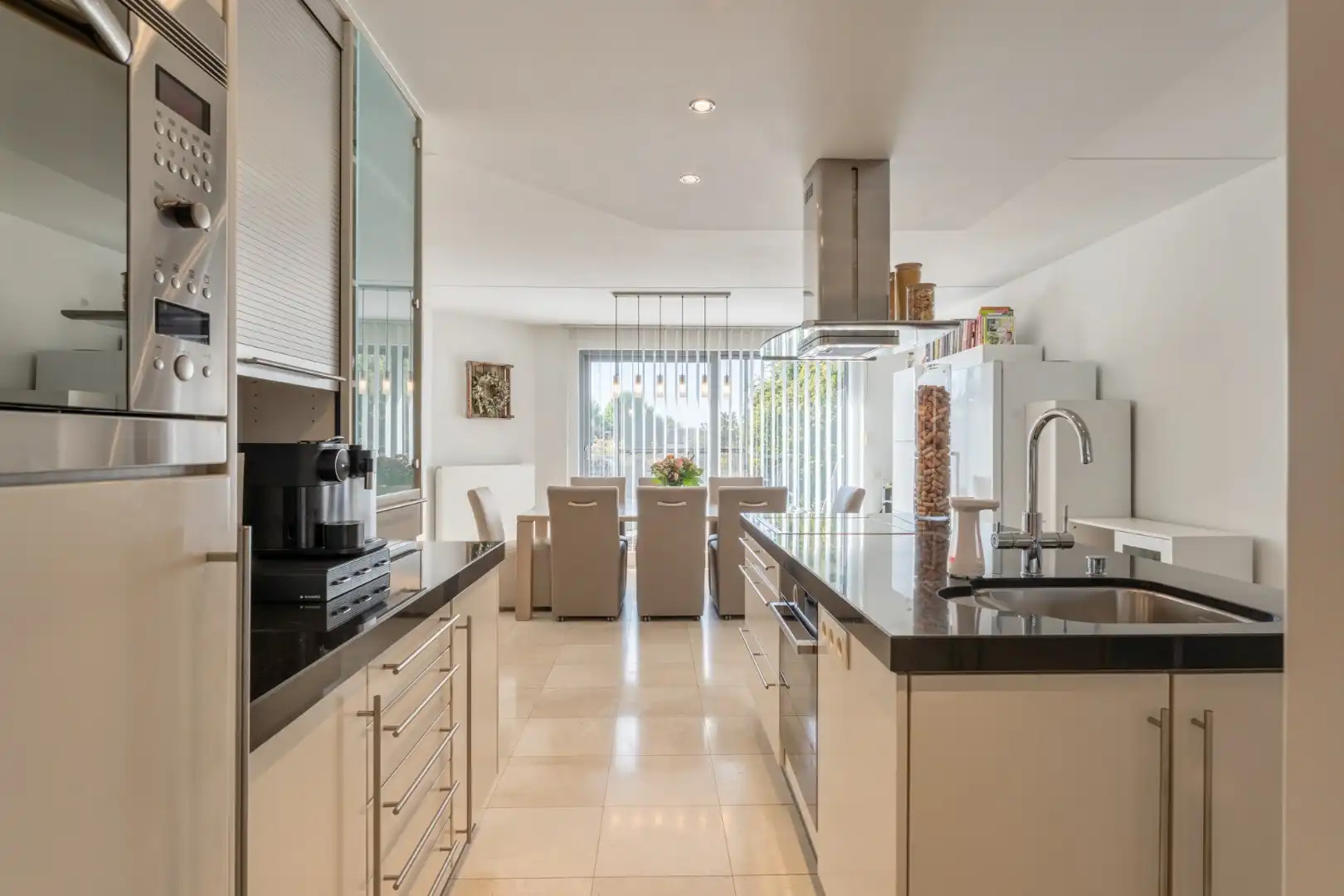 Zeer ruime, goed afgewerkte woning met diverse mogelijkheden nabij het centrum van Maaseik! foto 5