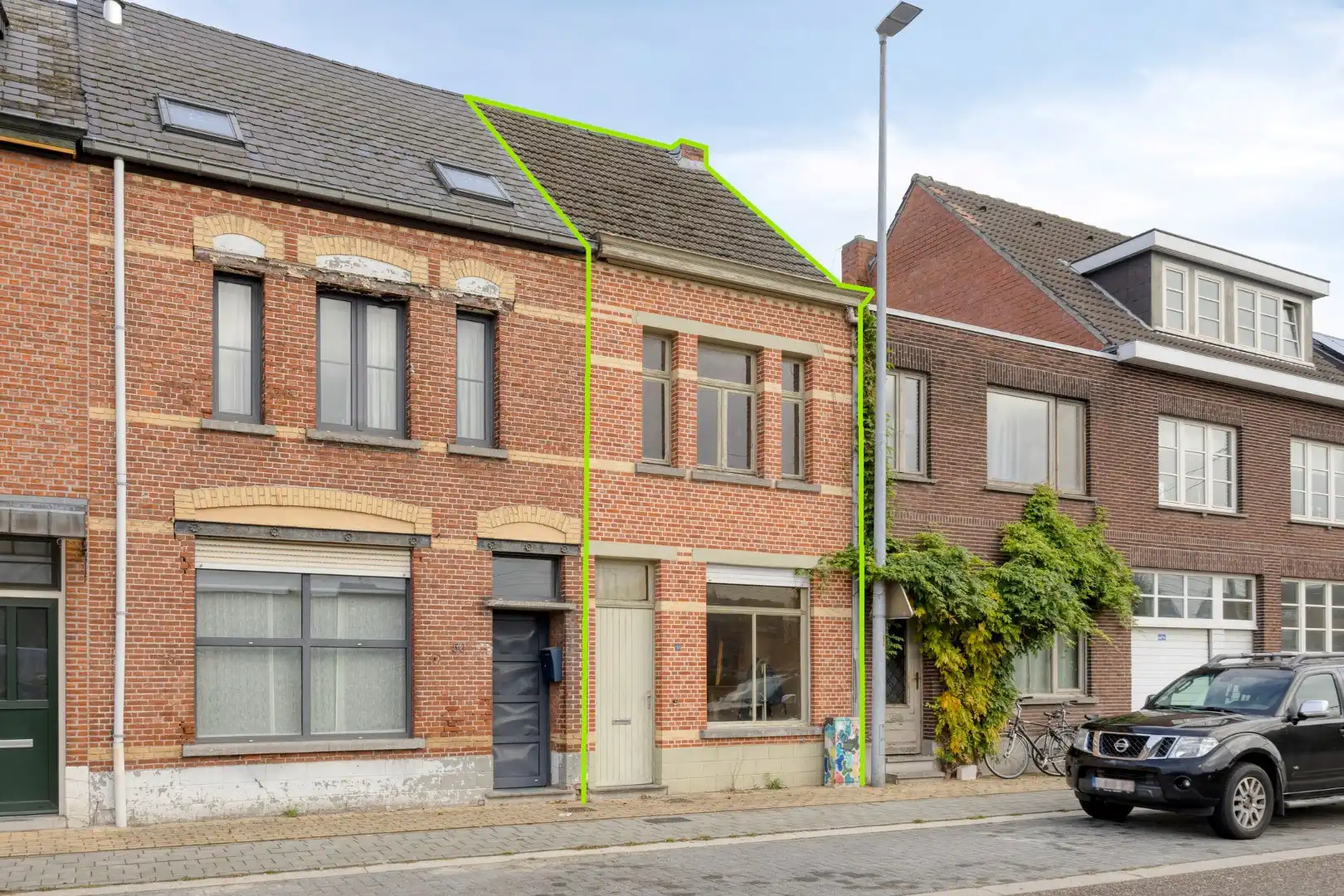 Te renoveren woning langs het centrum van Mol !  foto {{pictureIndex}}