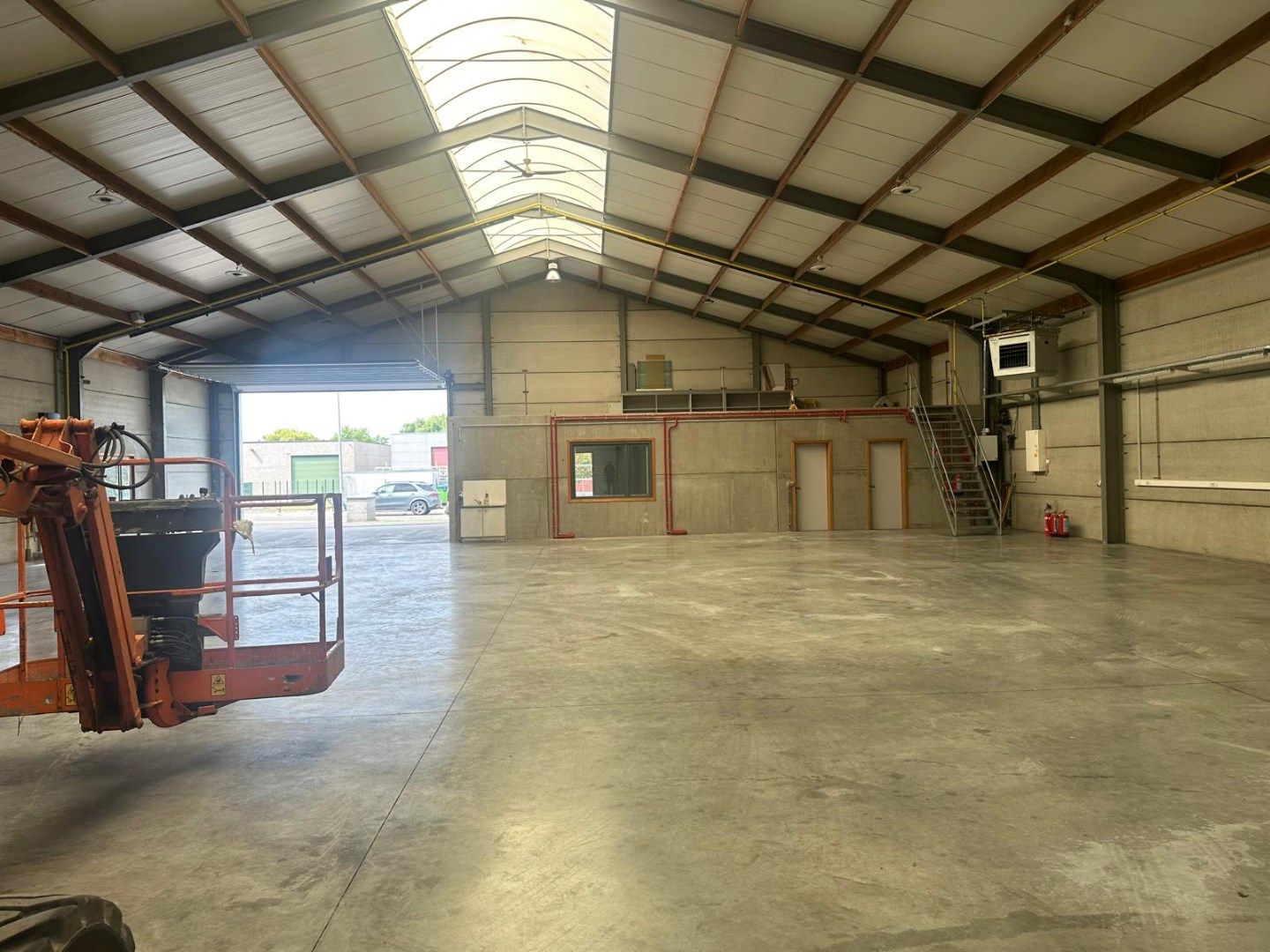 Te huur: ruime loods met voorzieningen in Westrozebeke - 3000 euro/maand foto 2