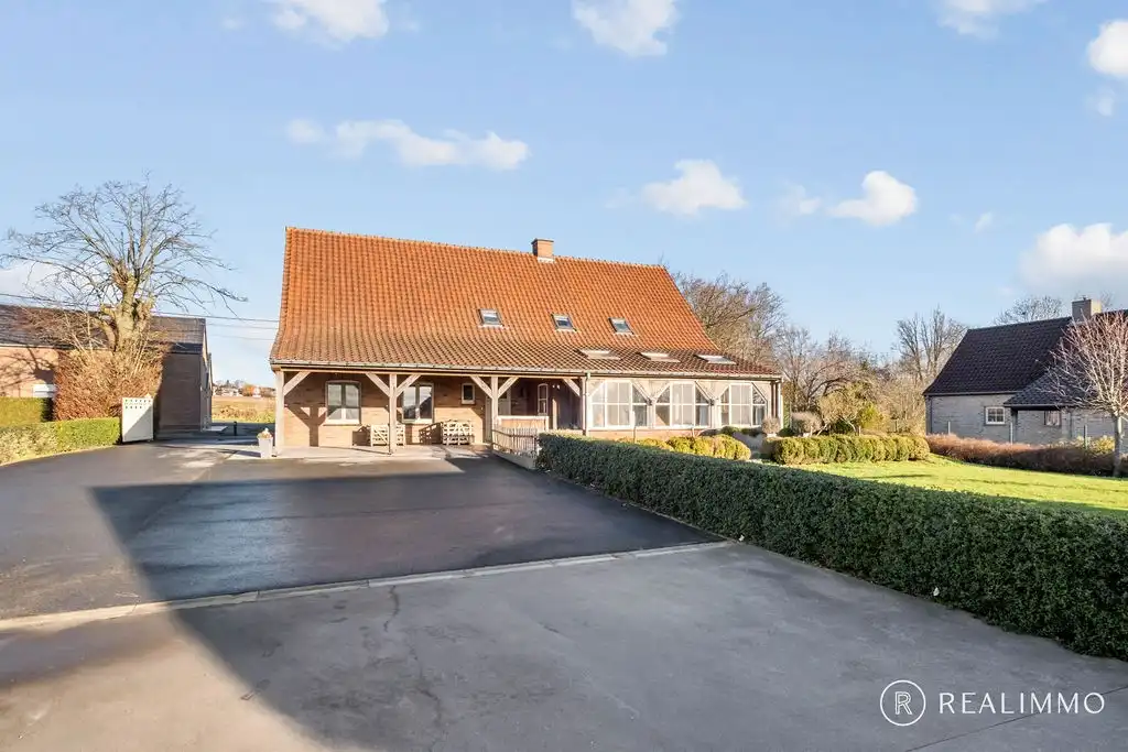 Zéér ruime rustig gelegen villa met afgesloten stal en autostaanplaats! foto 17