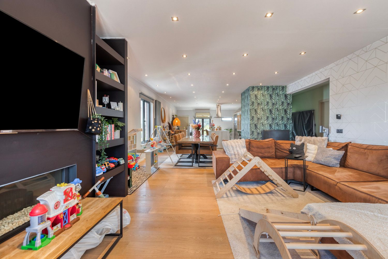 ZEER RUIM EN INSTAPKLAAR DUPLEX APPARTEMENT MET 3 SLPKS! foto 9