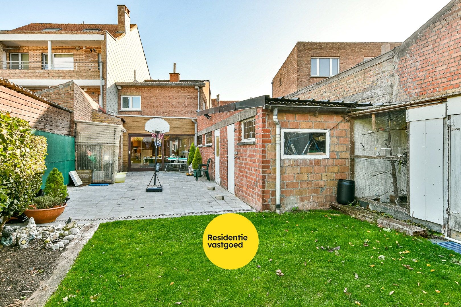 Halfopen woning met drie slaapkamers, tuin en garage foto 2
