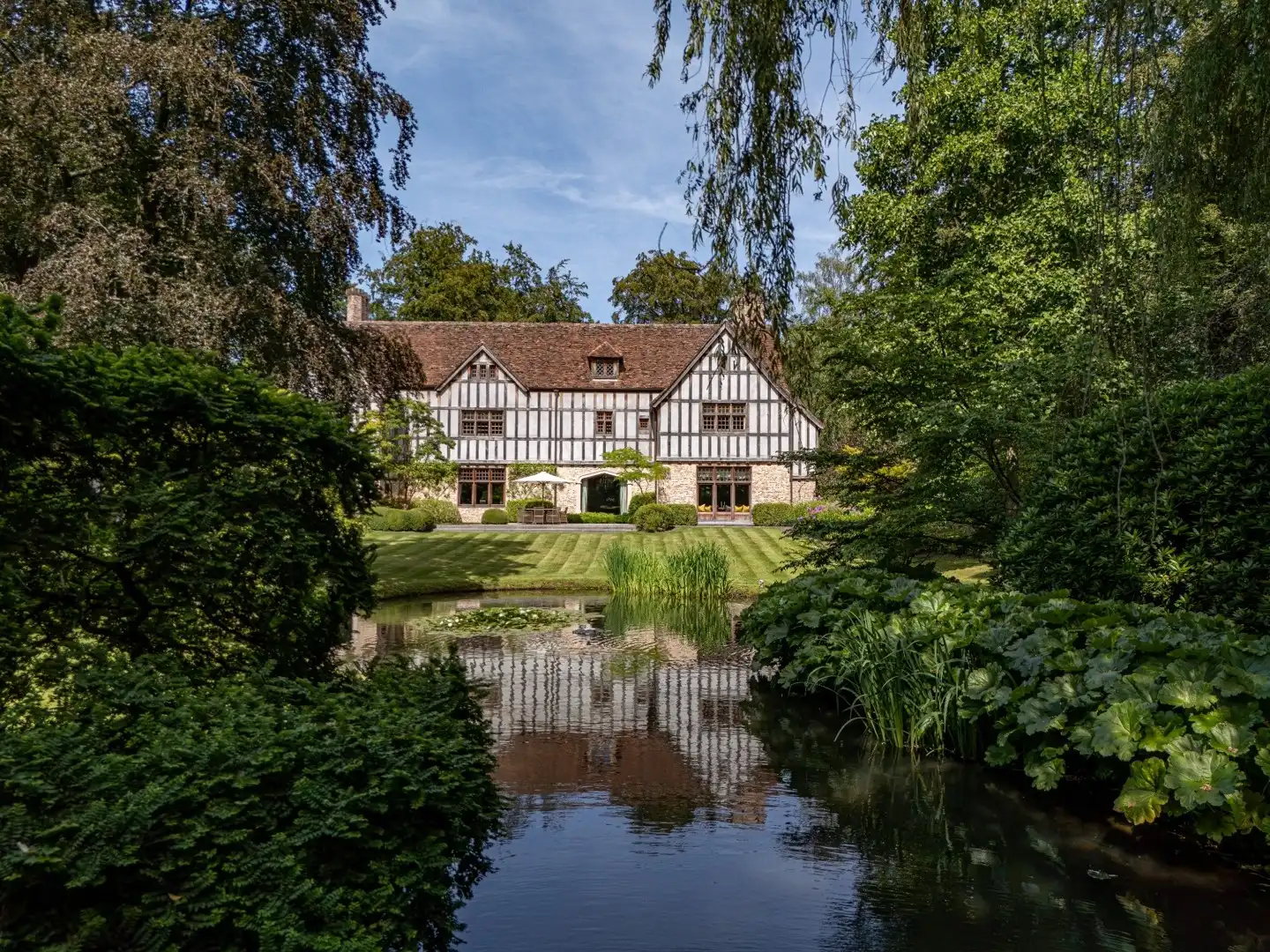 AN EXCEPTIONAL ENGLISH TUDOR RESIDENCE — SCHOTEN, ANTWERP foto 3