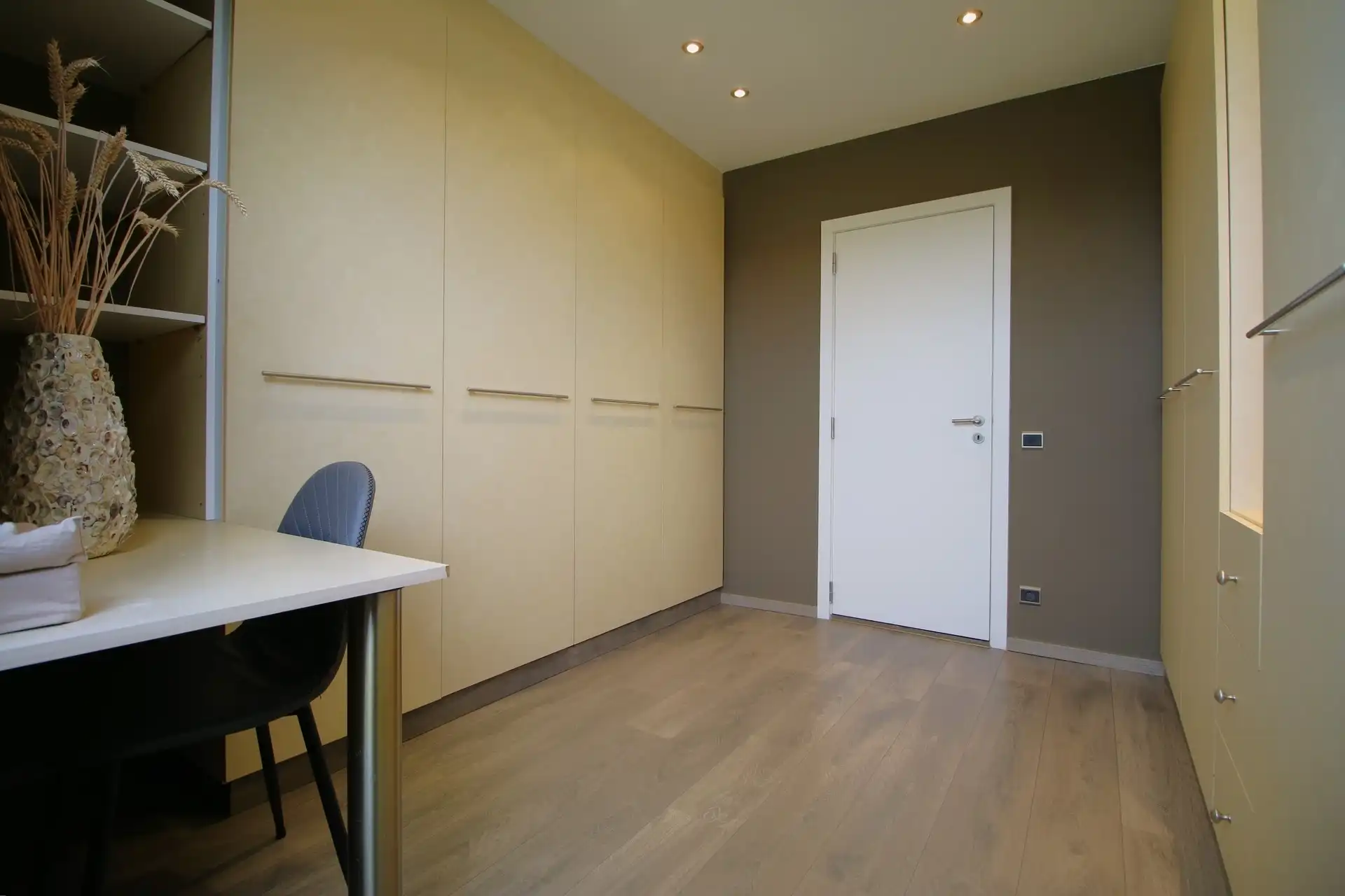 Ruim appartement op 3de verdieping met 2 garages foto 17