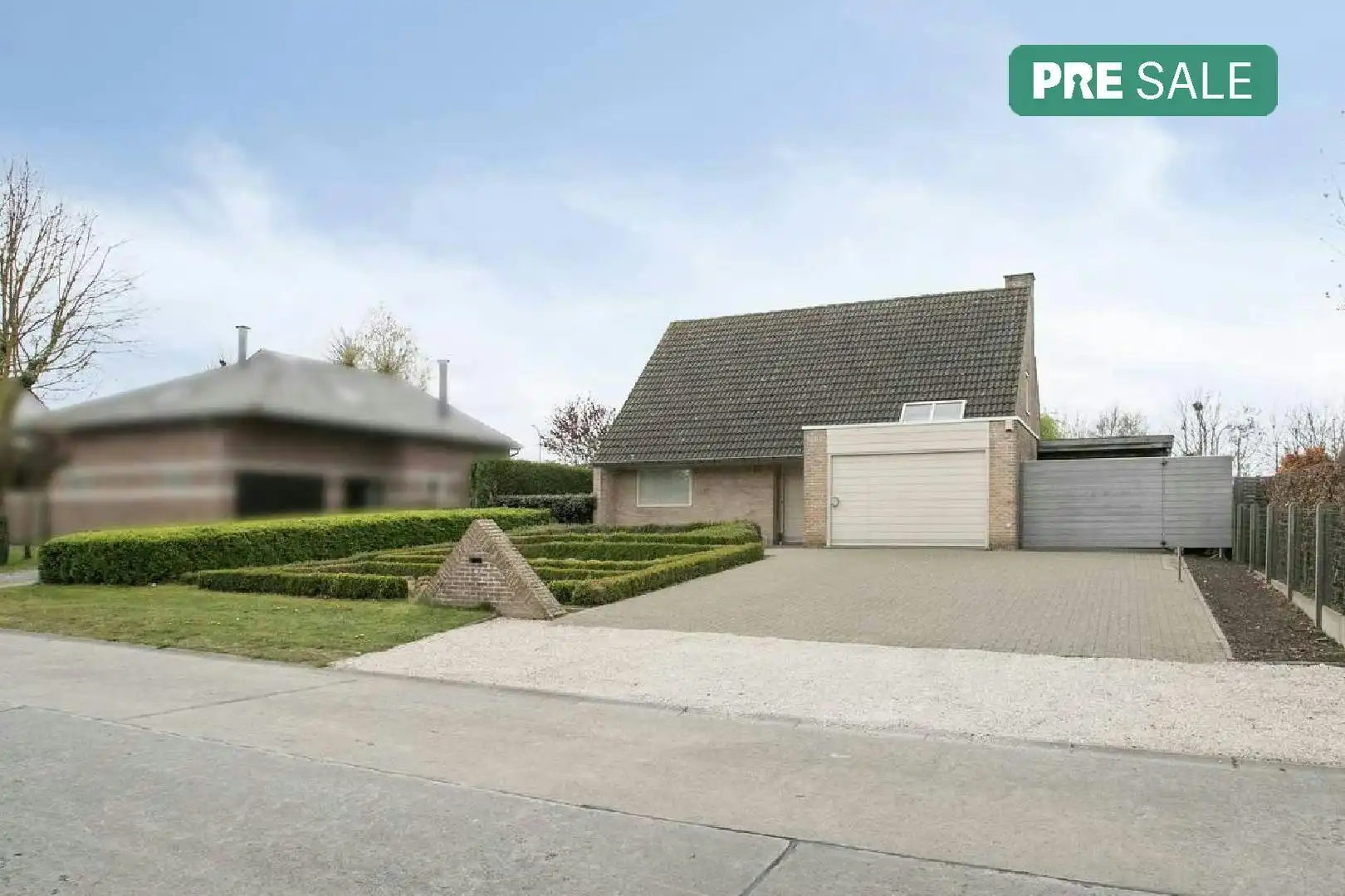 Hoofdfoto van de publicatie: Alleenstaand huis op topligging te koop in Waregem