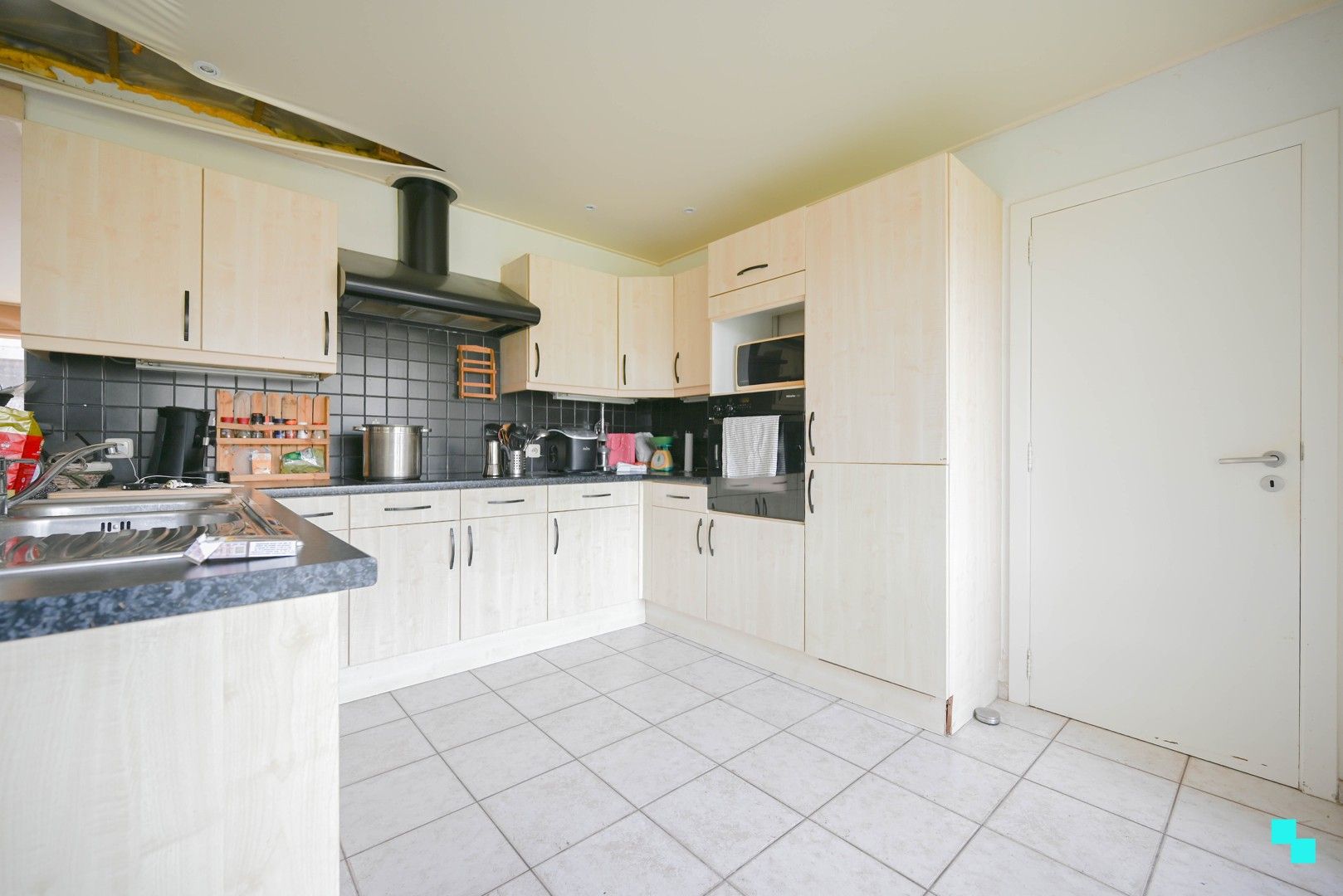 Alleenstaande, te renoveren villa in residentiële buurt foto 11