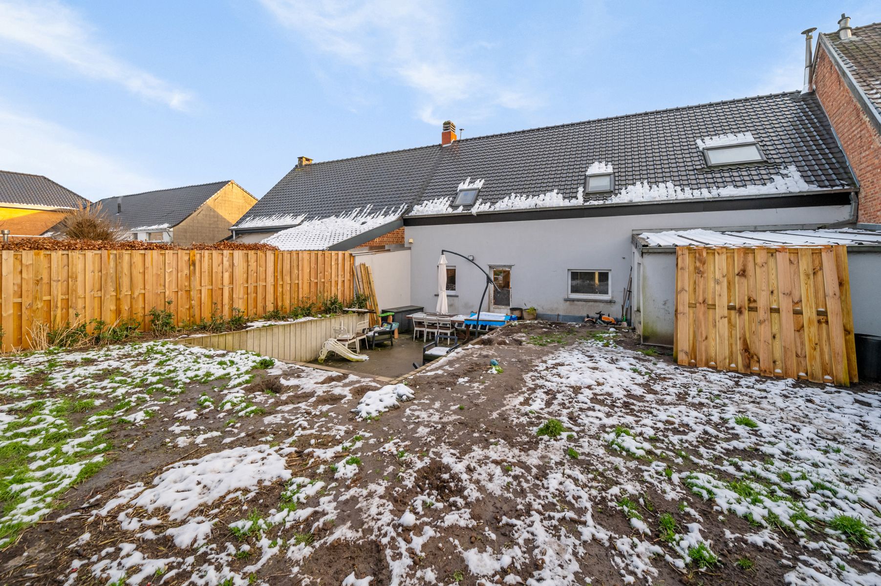 Af te werken gezinswoning met garage en tuin. foto 15