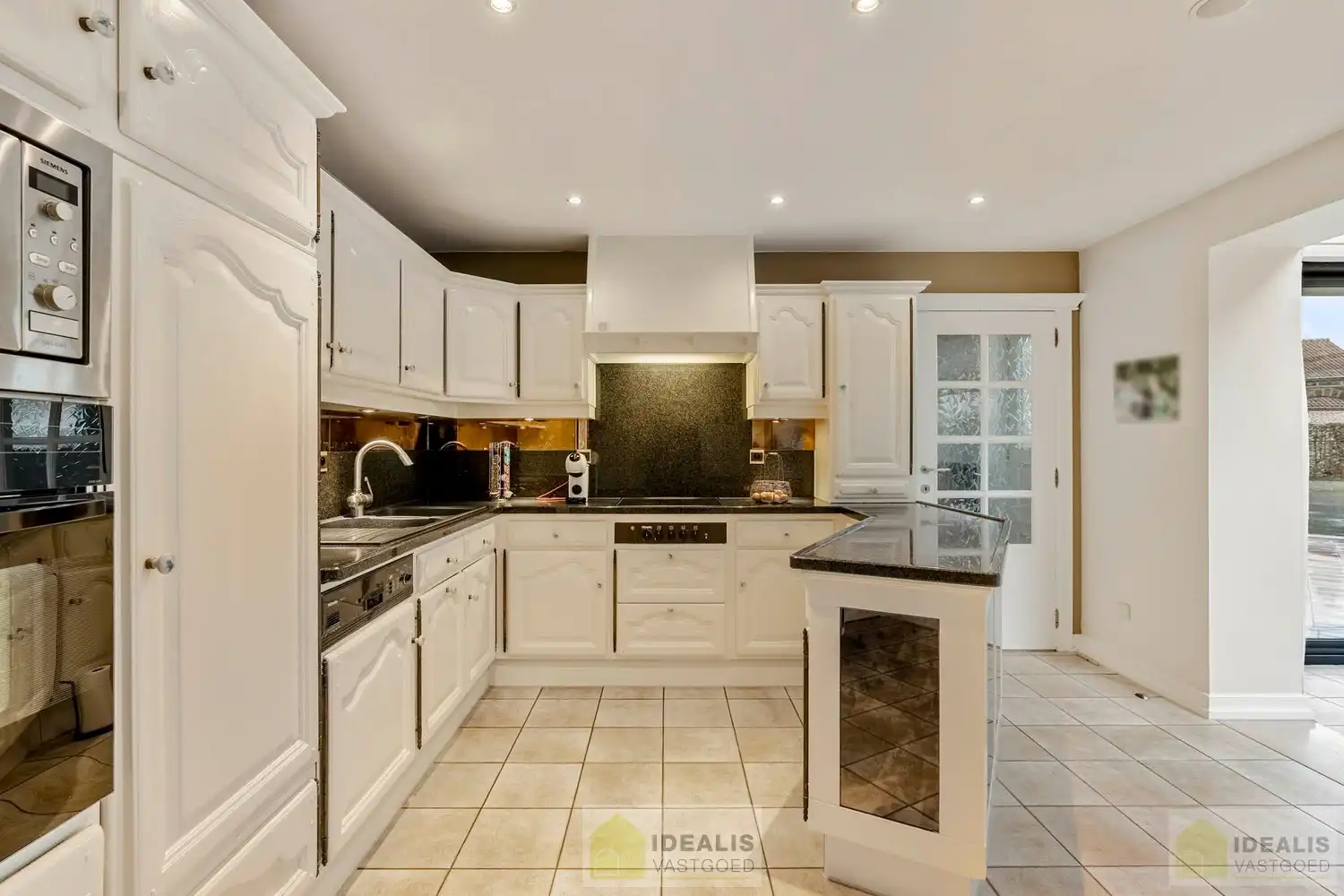 IDEALIS VASTGOED – ROYALE, INSTAPKLARE EN ZEER GOED ONDERHOUDEN GEZINSWONING OP EEN RUIM EN RUSTIG PERCEEL VAN 44A 33CA MET 5 KNAPPE SLAAPKAMERS, HEERLIJKE VERANDA, VRIJSTAANDE GARAGE EN 32 ZONNEPANELEN MÉT CERTIFICATEN ÉN ZONNEBOILER - De woning omvat maar liefst +- 265m² bewoonbare oppervlakte met ruime woonkamer, uitgeruste keuken, 5 slaapkamers, badkamer, vrijstaande garage én 32 zonnepanelen. De woning is rustig gelegen op een perceel met een opp. van 44a 33ca. foto 19