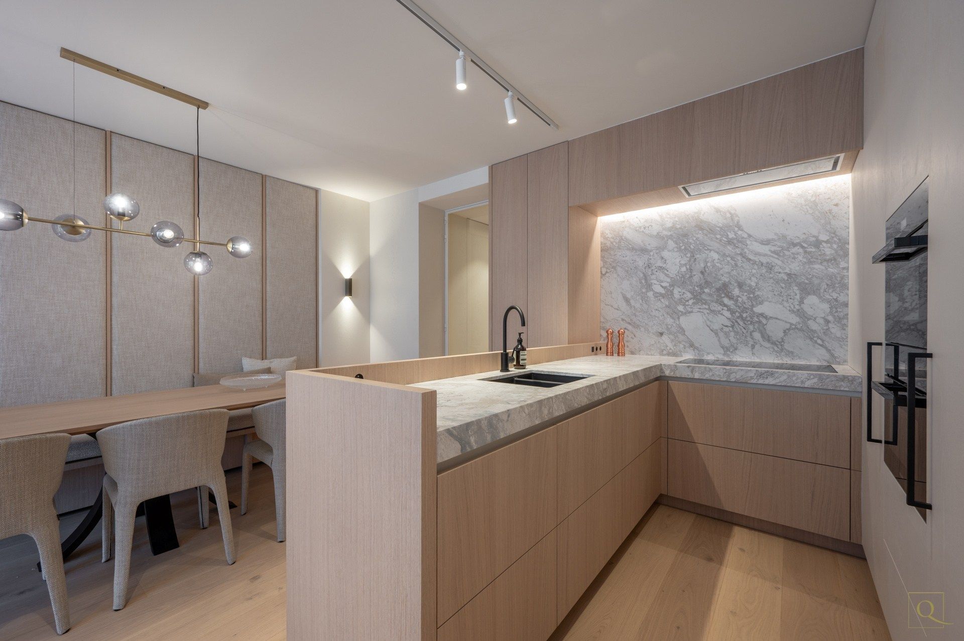 Luxueus afgewerkt appartement met zuid-west oriëntatie gelegen vlakbij de Lippenslaan en de Zeedijk. Inpandige parking te koop foto 7