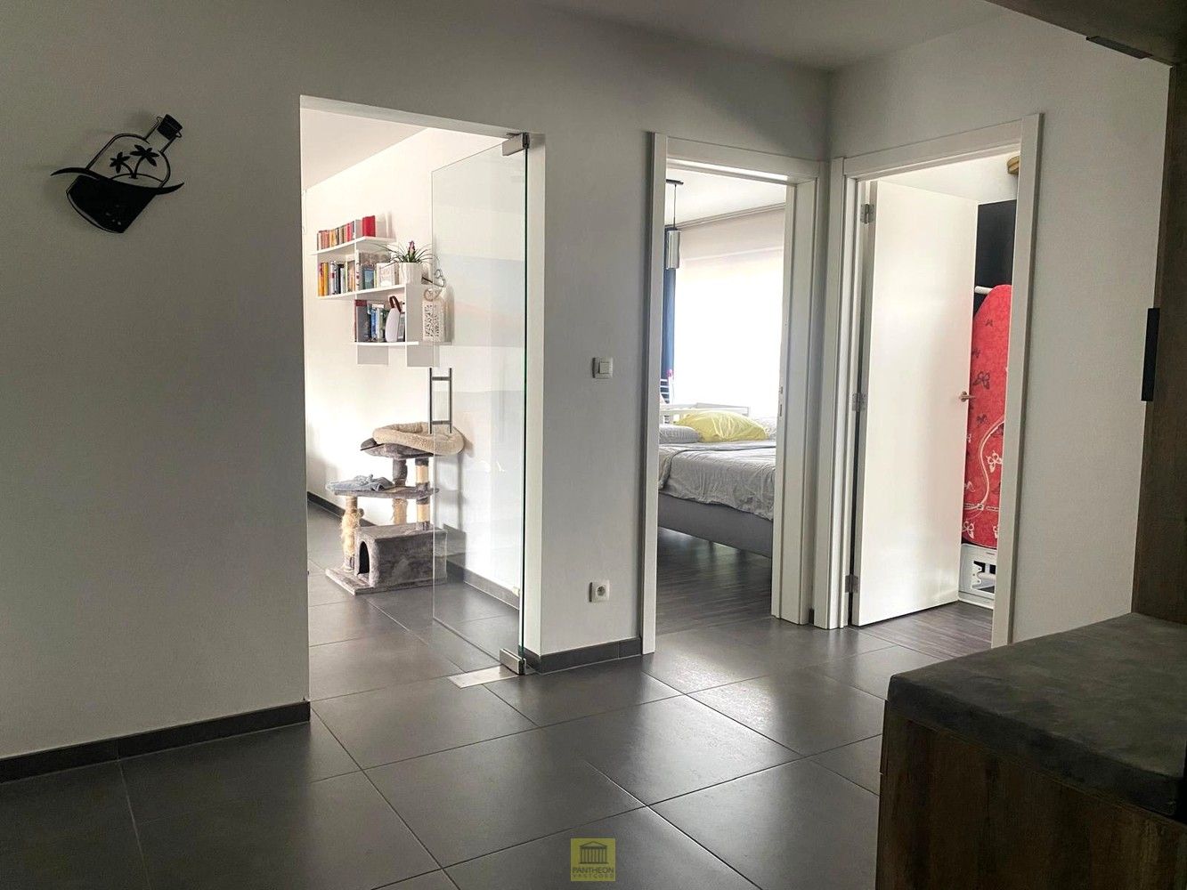 Modern en ruim appartement met groot aangenaam terras . foto 3