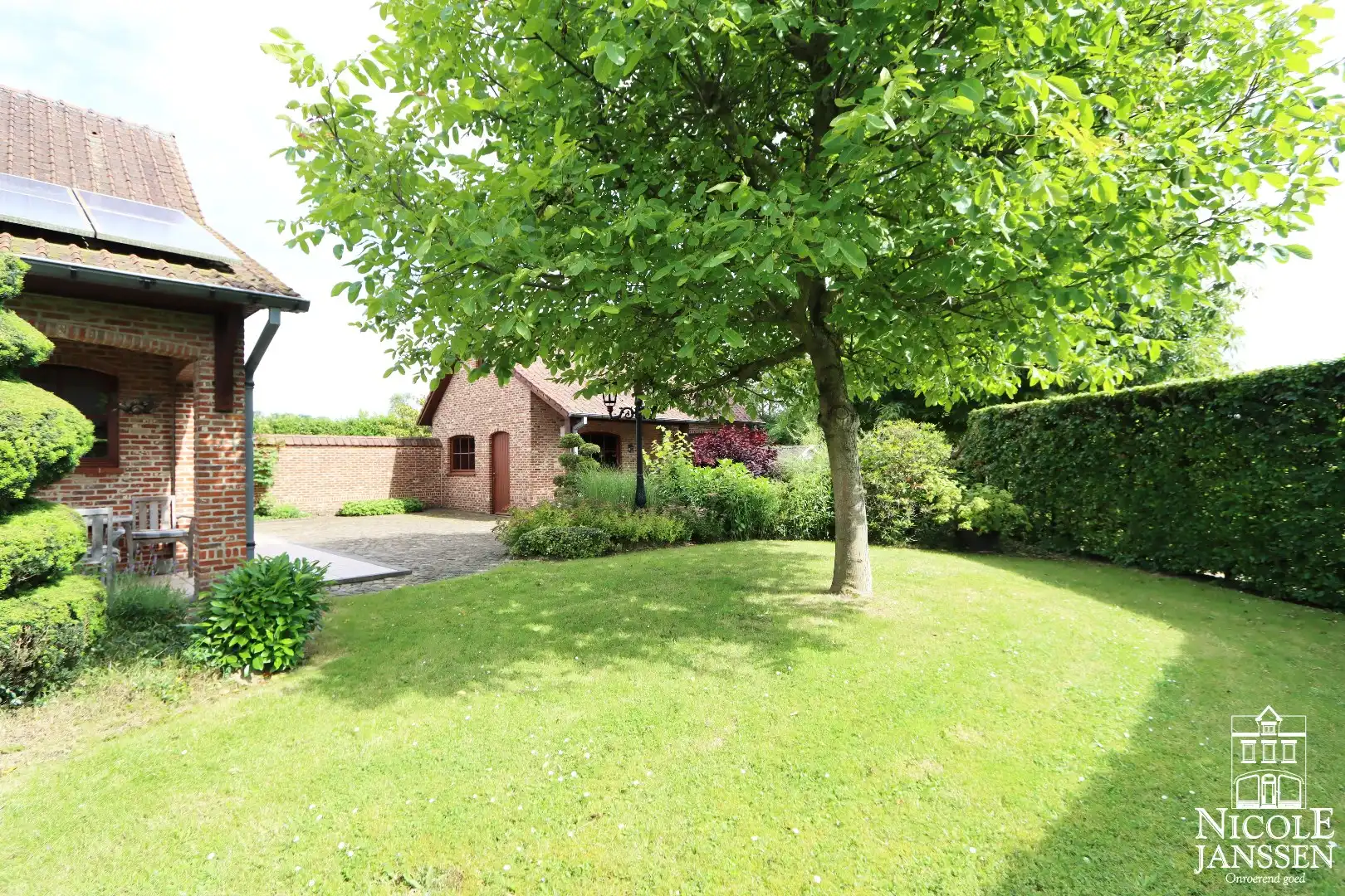 Instapklare en ruime gezinswoning met garage en diepe tuin in het gezellige Beek foto 24