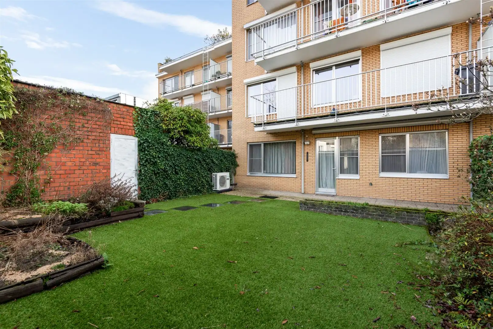 Ruim gelijkvloers appartement met tuin en garagebox foto 2