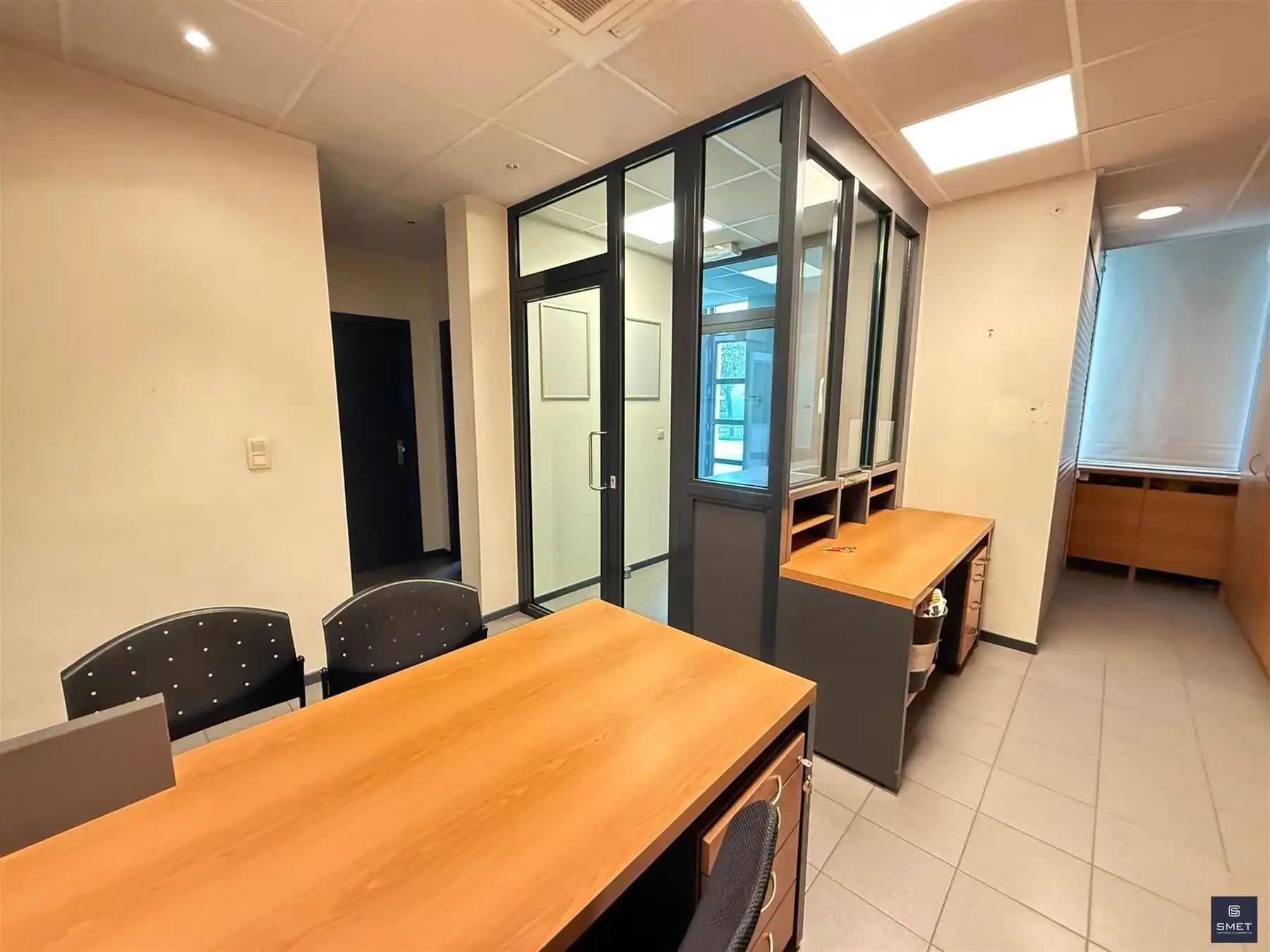 Gelijkvloerse handel-/kantoorsruimte met riant woonhuis foto 3