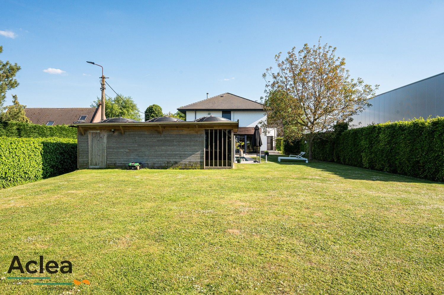 Moderne instapklare villa met zwembad en poolhouse foto 36