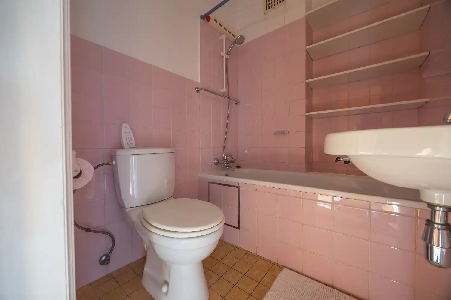 Instapklare studio met zuidgericht terras op topligging vlakbij de Zeedijk! foto 20