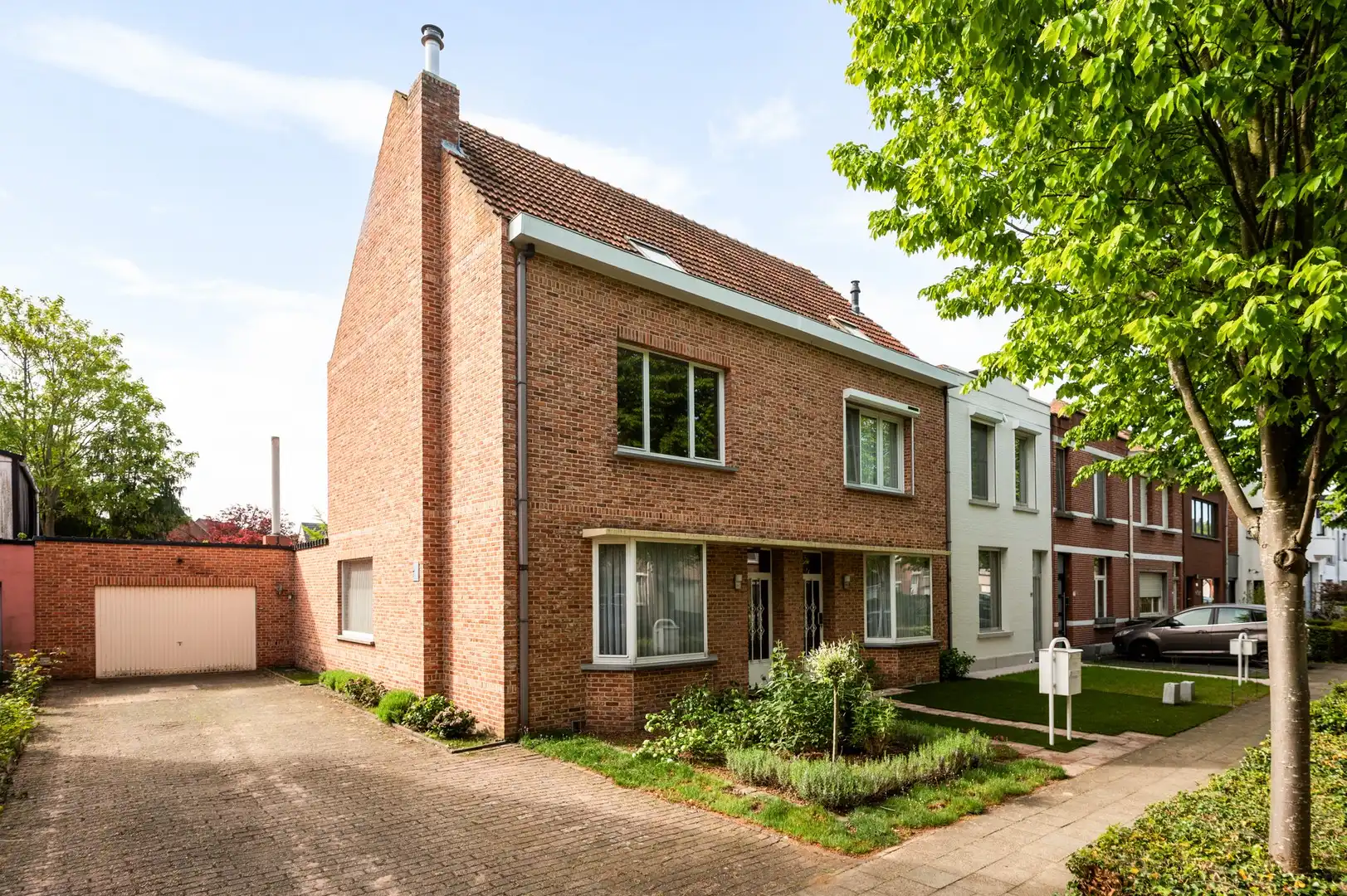 Hoofdfoto van de publicatie: Woning met 4 slpk, garage en zuidgerichte tuin