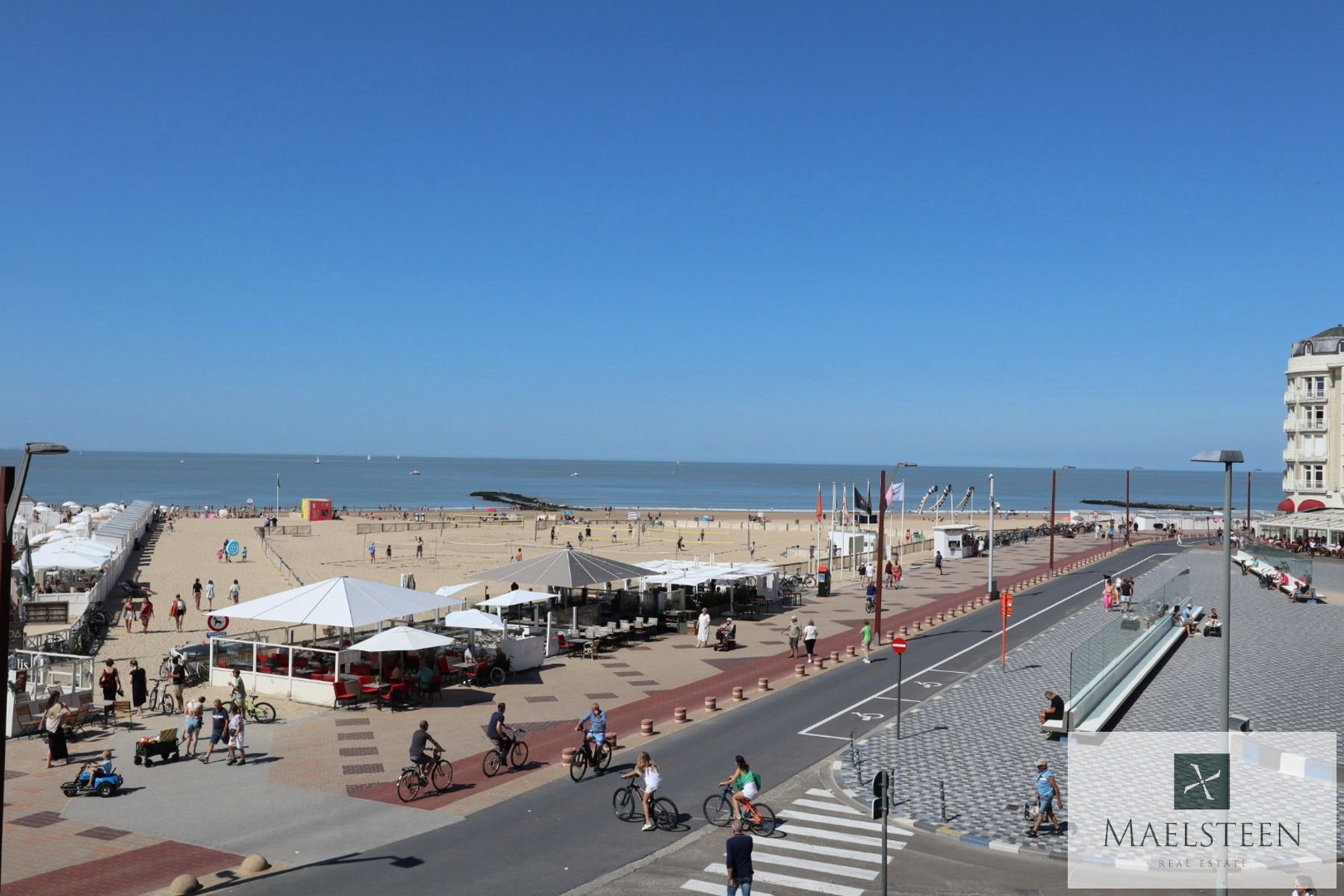 Frontaal zeezicht op het Rubensplein in Knokke foto 1