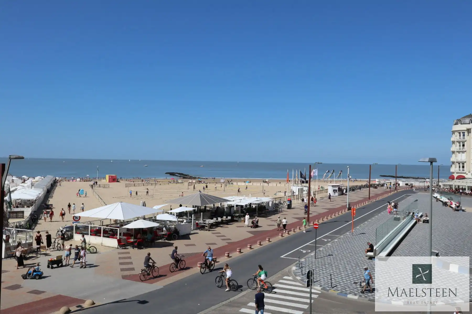 Frontaal zeezicht op het Rubensplein in Knokke foto {{pictureIndex}}