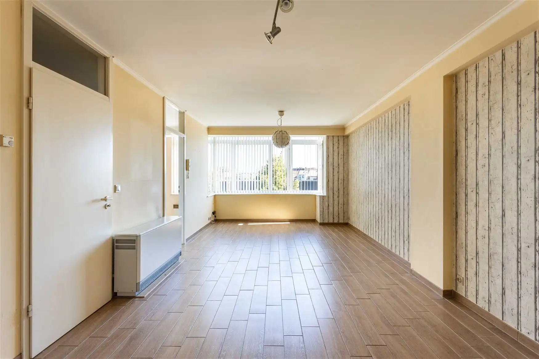 Lichtrijk appartement met garagebox tegenover station Eeklo foto 3