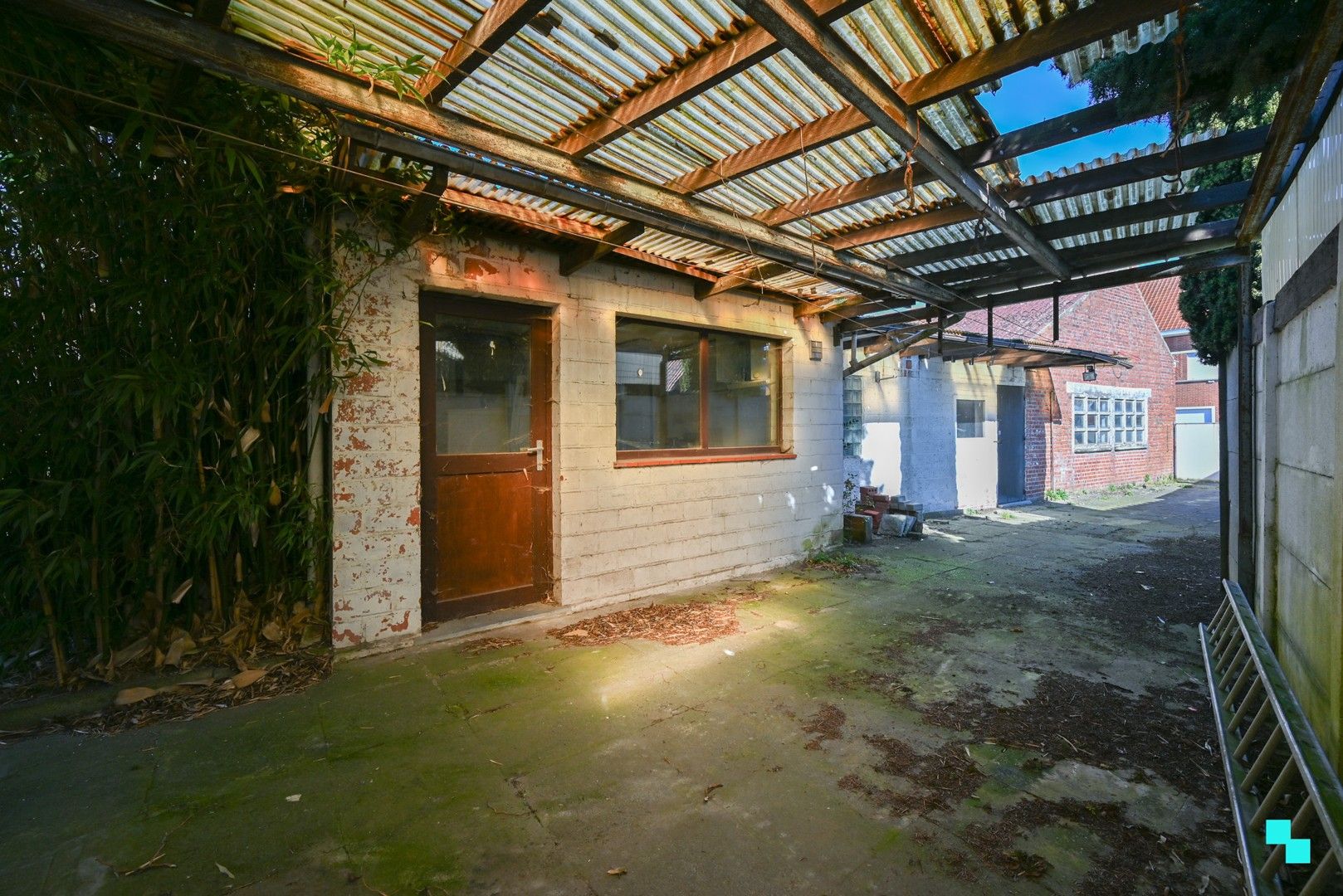 Ruime, te renoveren ééngezinswoning met achteruitweg te Emelgem foto 28