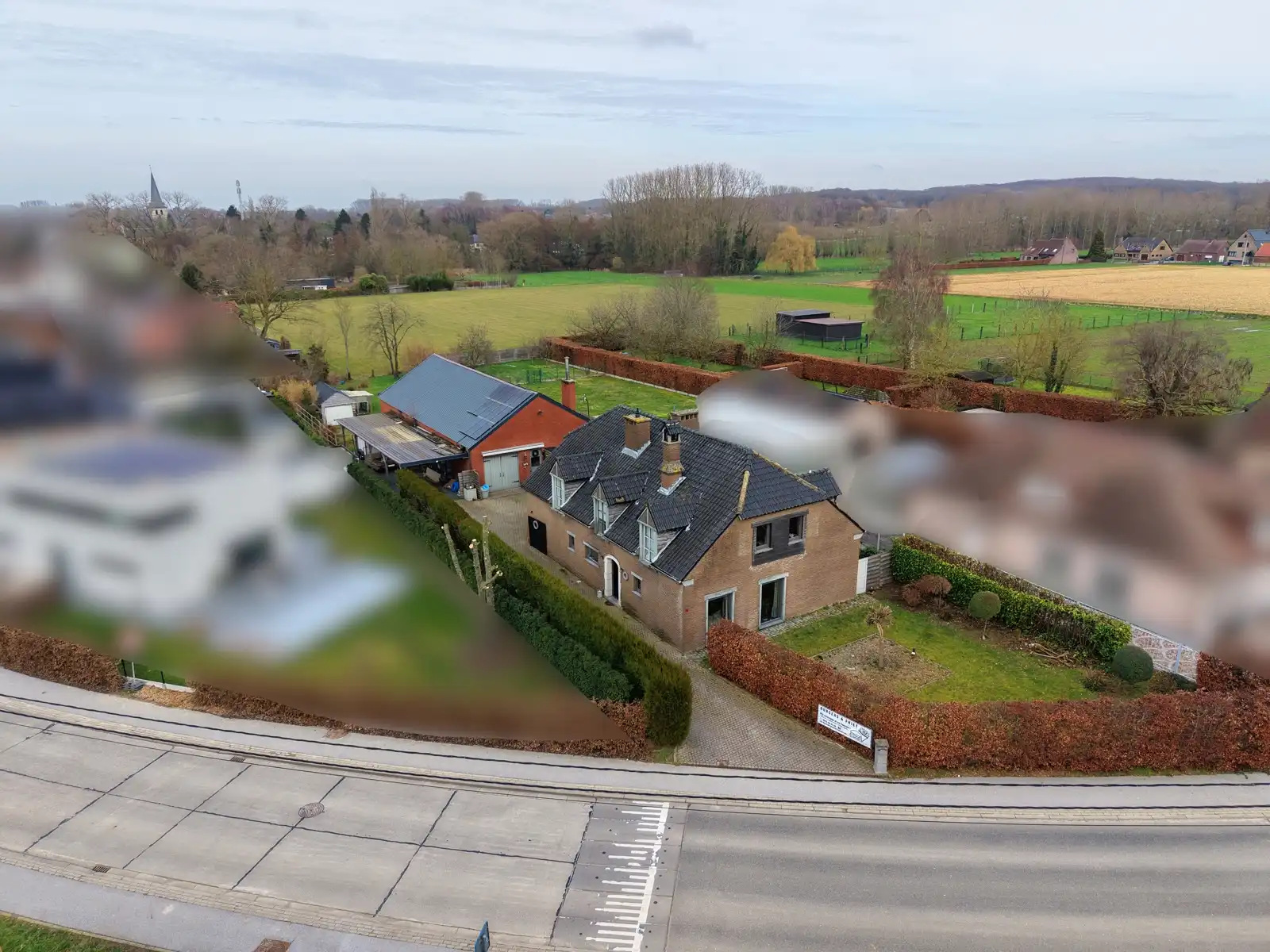 Hoofdfoto van de publicatie: Villa met 4slpk, 2 badkamers en loods van 200 m² 