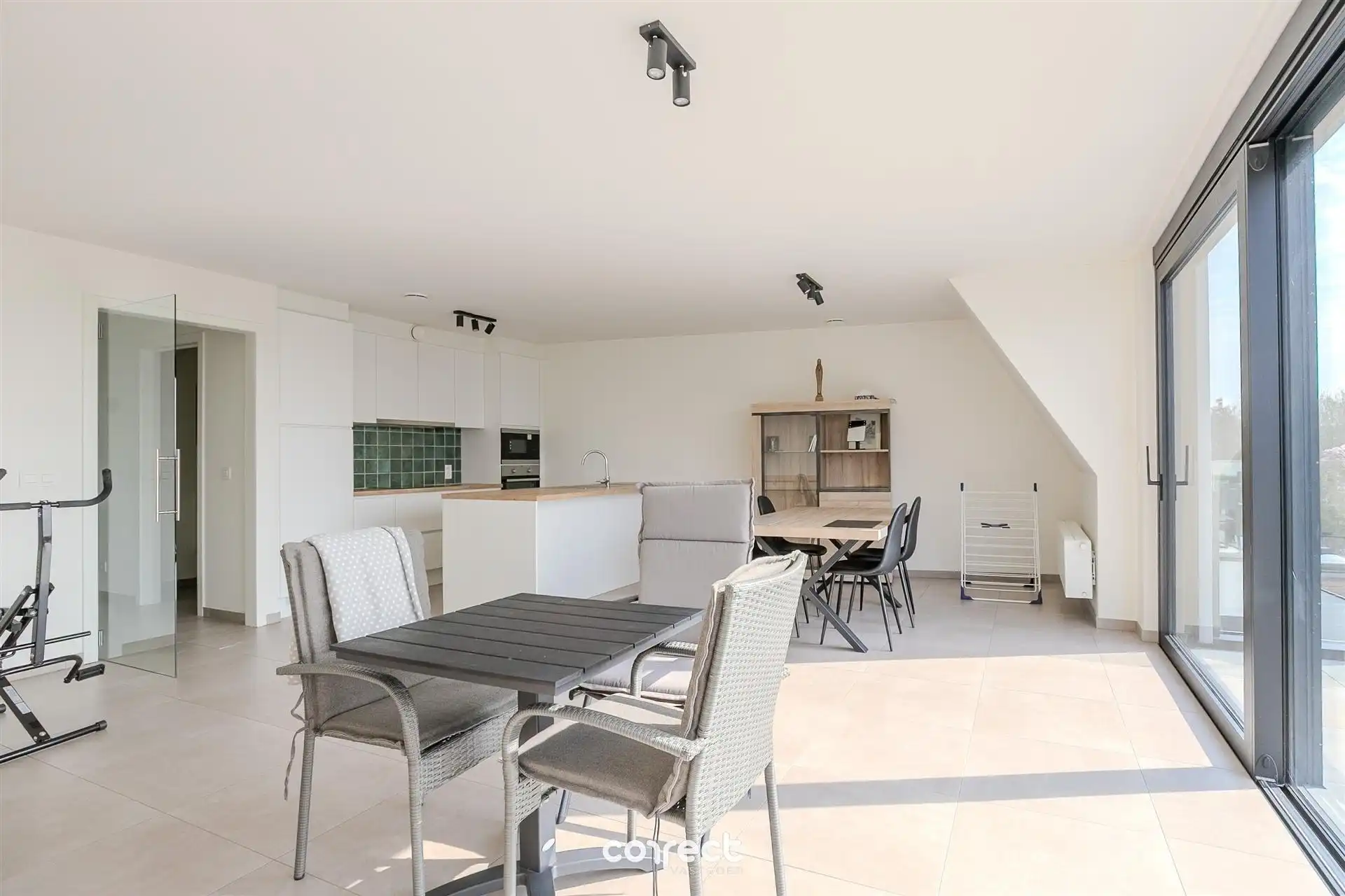 Instapklaar en verzorgd appartement met twee slaapkamers en garage. foto 2