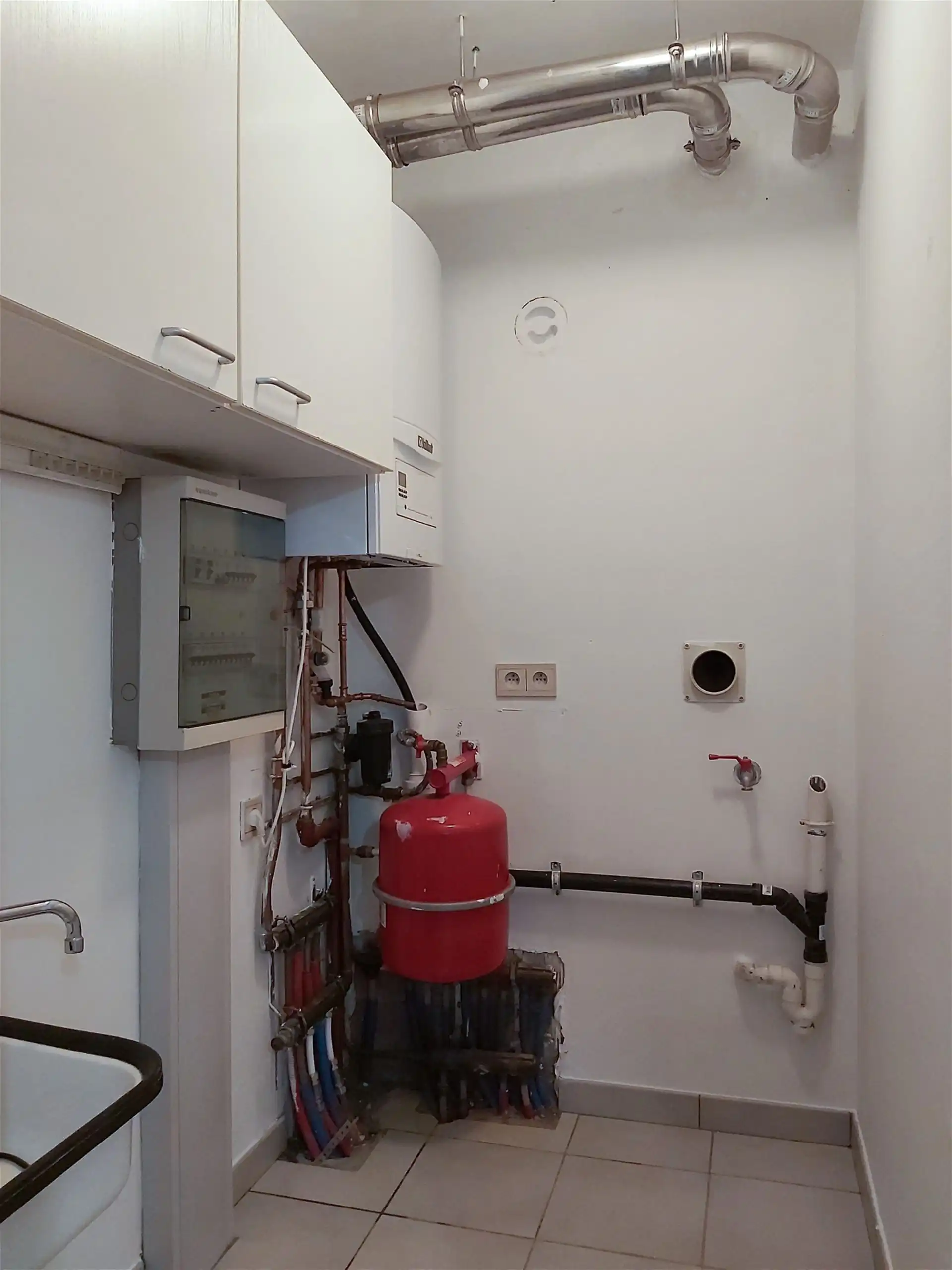 Gelijkvloers appartement met 2 slaapkamers, autostaanplaats en kelderberging in Maasmechelen! foto 7