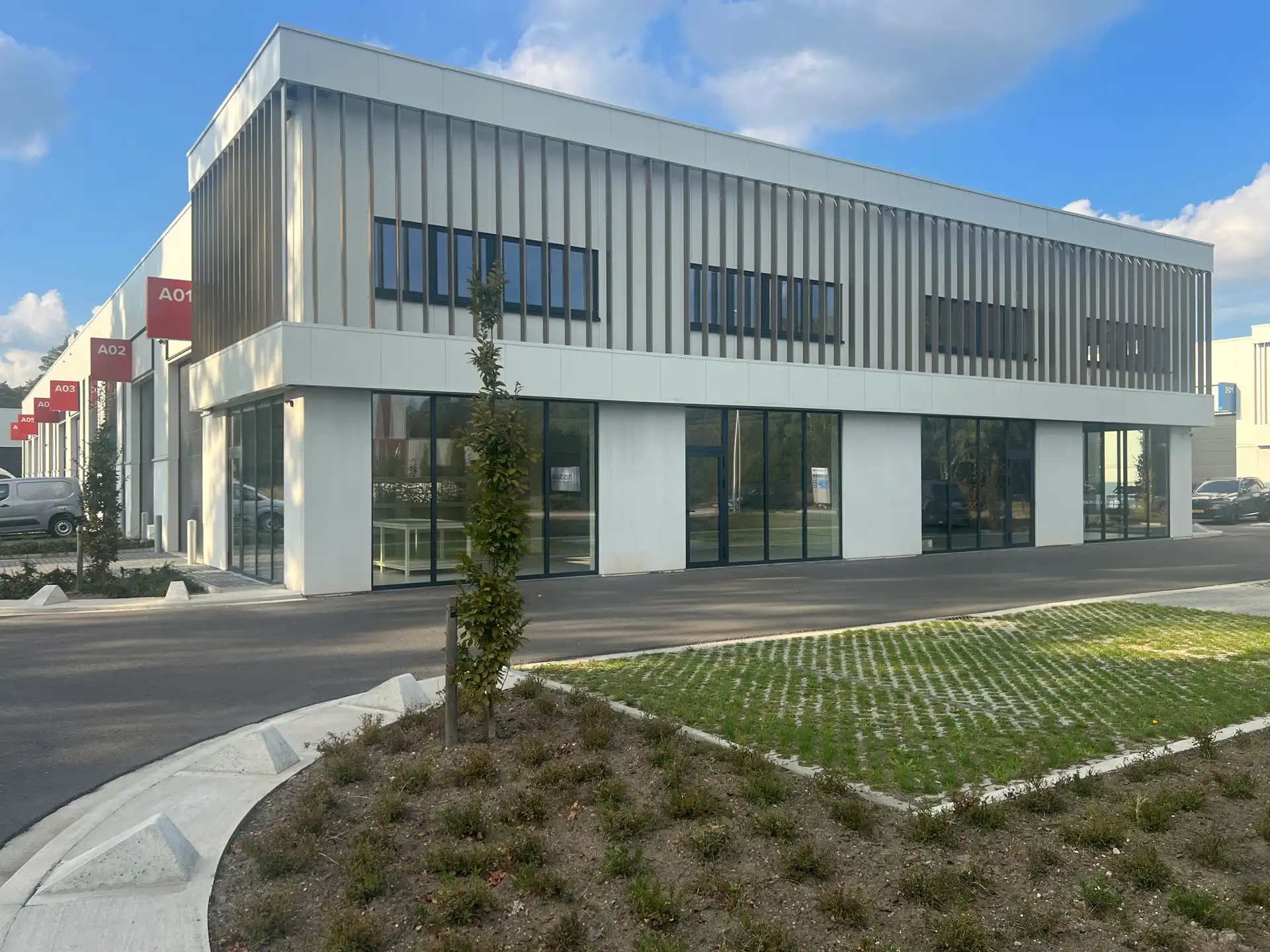 MODERNE KMO-UNIT MET SHOWROOM/KANTOOR IN GENK foto {{pictureIndex}}