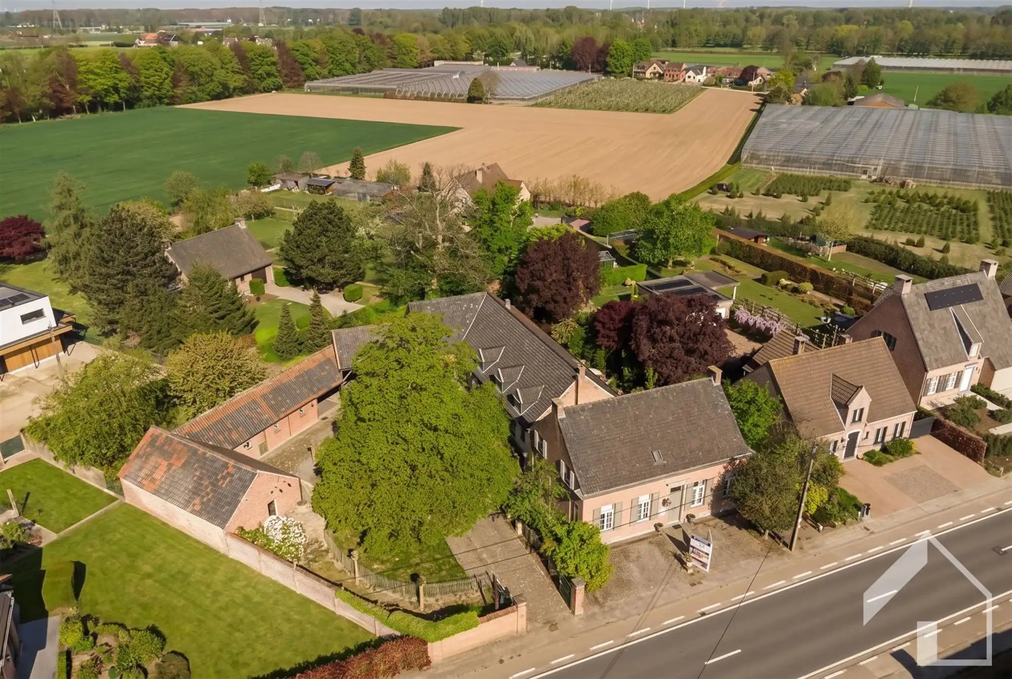 Unieke hoeve bestaande uit 2 individuele woningen en atelier foto 3