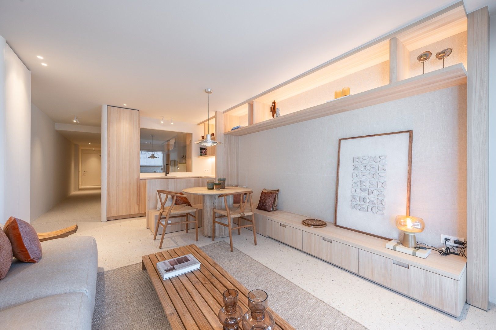 Fantastisch gerenoveerd appartement met adembenemend zeezicht op de zeedijk. foto {{pictureIndex}}
