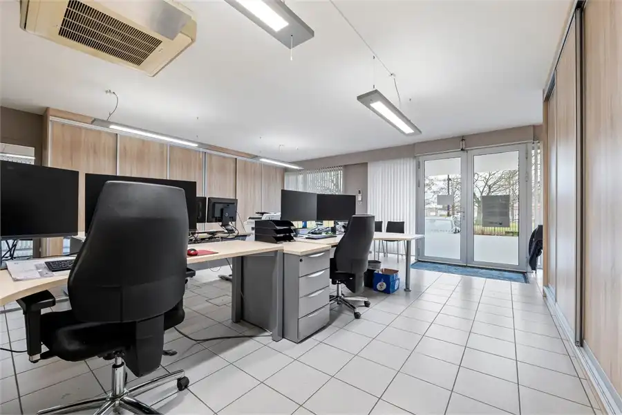 RUIME KANTOORRUIMTE VLAKBIJ HET CENTRUM VAN SINT-TRUIDEN foto 18