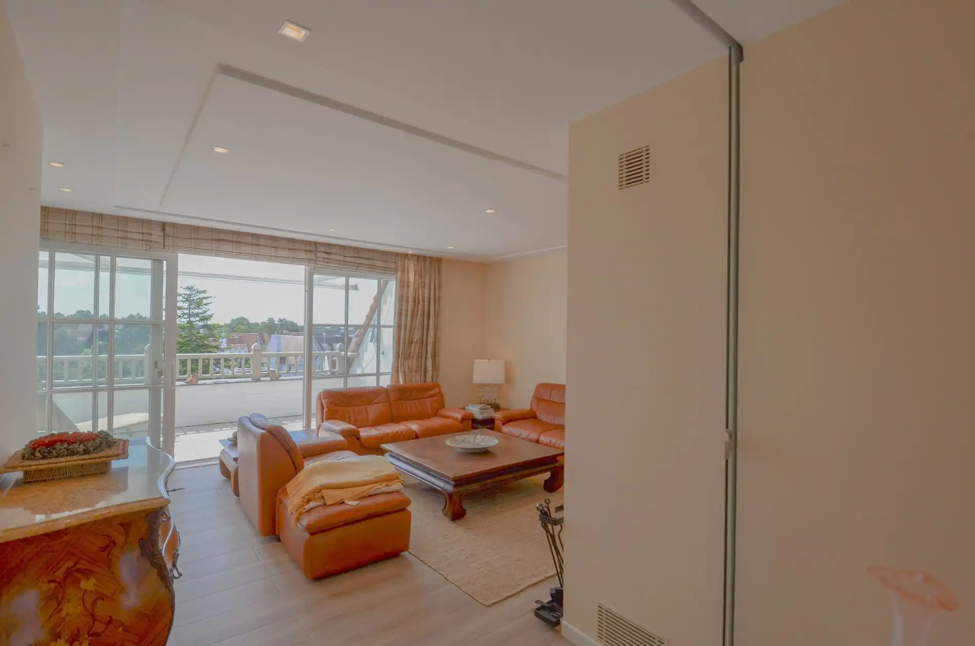 Stijlvol duplexappartement met zonnige terrassen en open zicht op de villa’s van het Zoute. foto 7