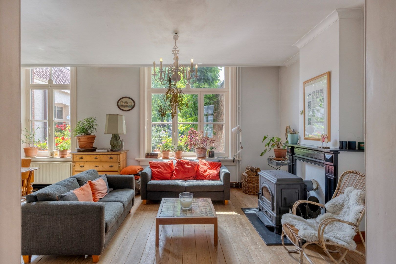 Instapklaar herenhuis met 4/5 slpks, centraal gelegen in Achterbos !  foto 8