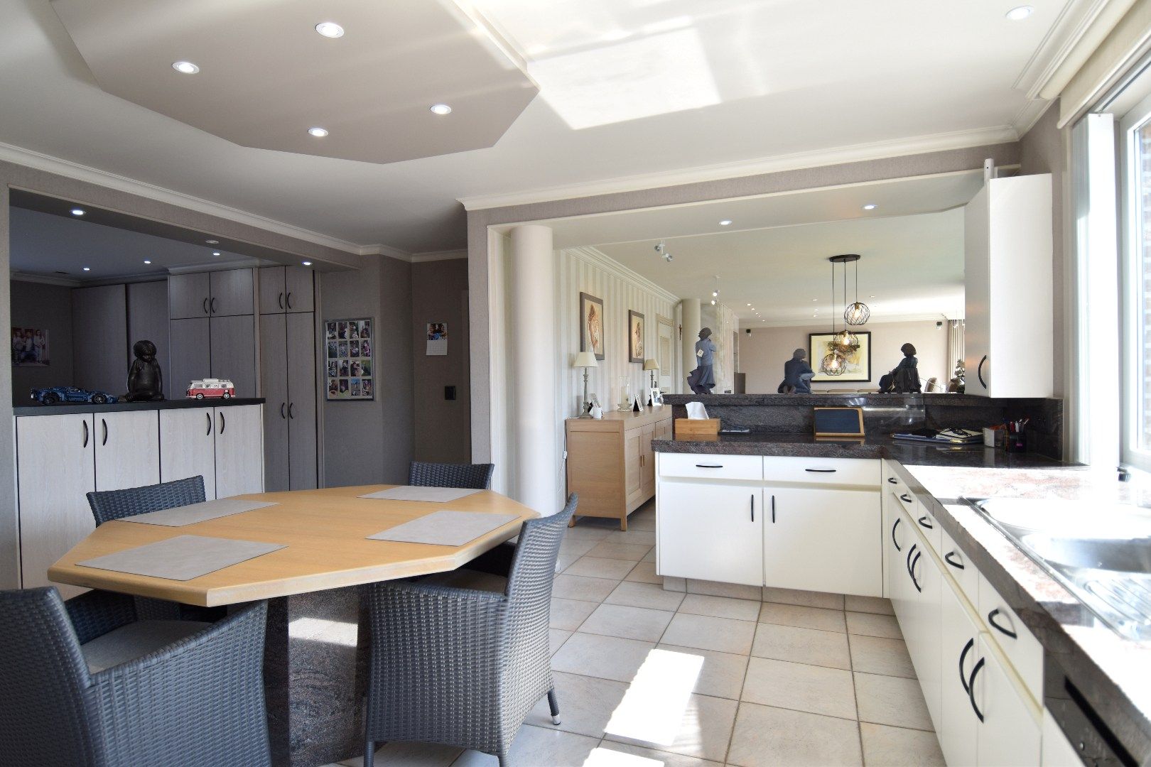 Instapklare villa met 5 slaapkamers én grote handelsruimte te koop in Gullegem foto 3