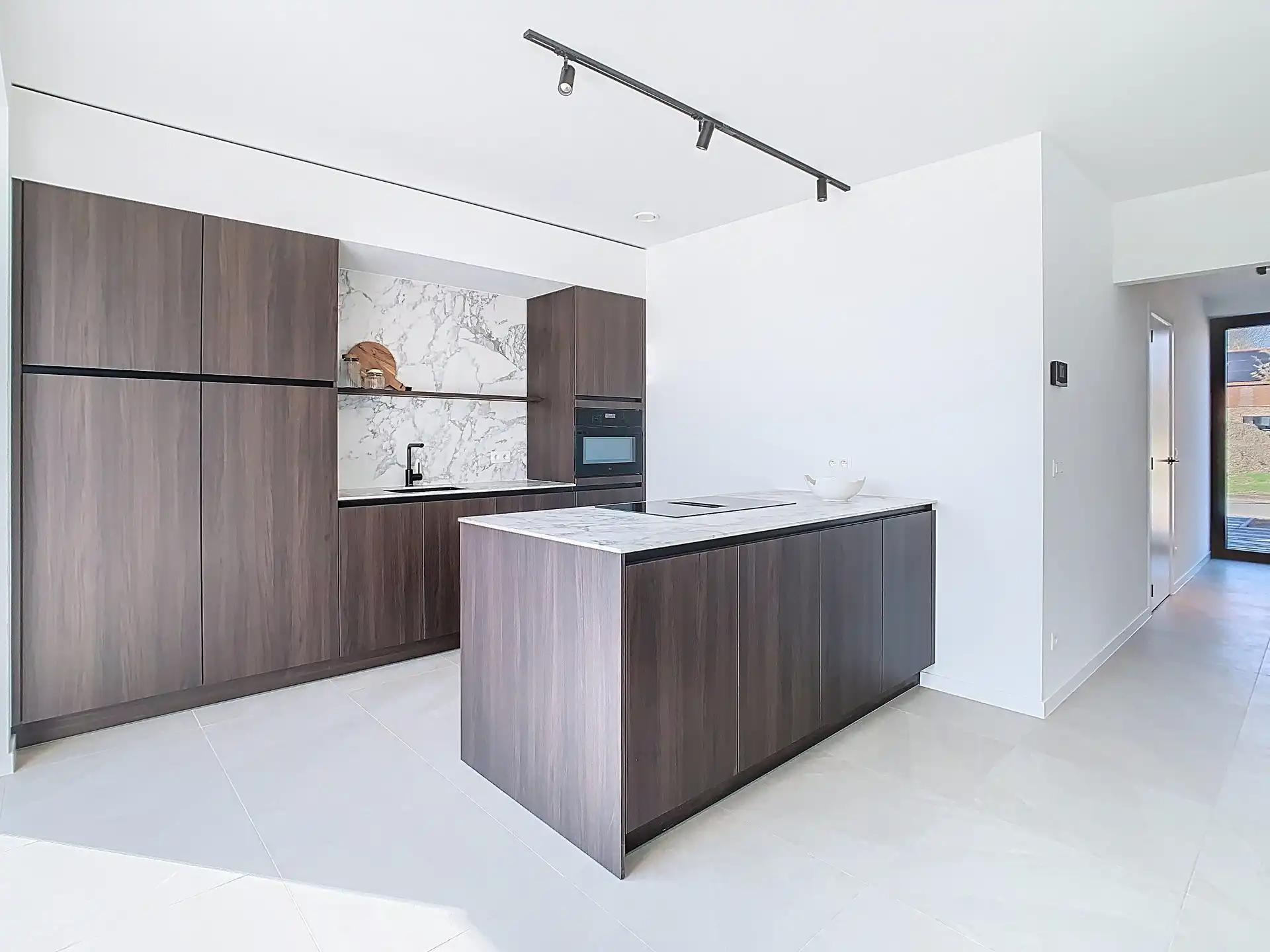 Moderne halfopen gezinswoning met 3 slaapkamers, ruime tuin en garage foto 5