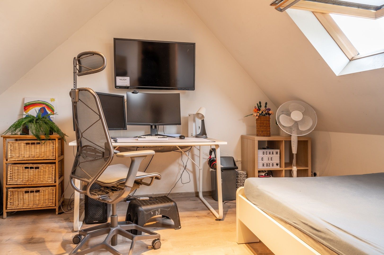 Ruim triplex appartement met berging foto 10