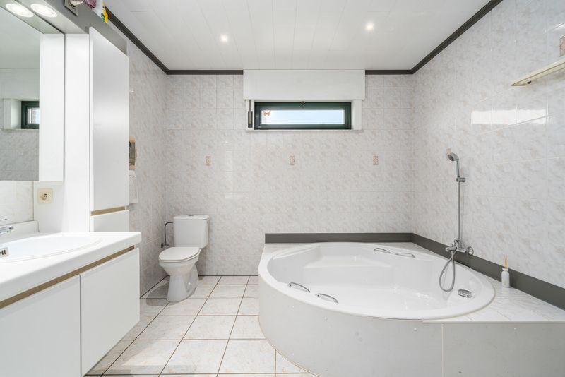 Ruime open bebouwing op 932 m² – instapklare gezinswoning met 310 m² bewoonbare oppervlakte! foto 9