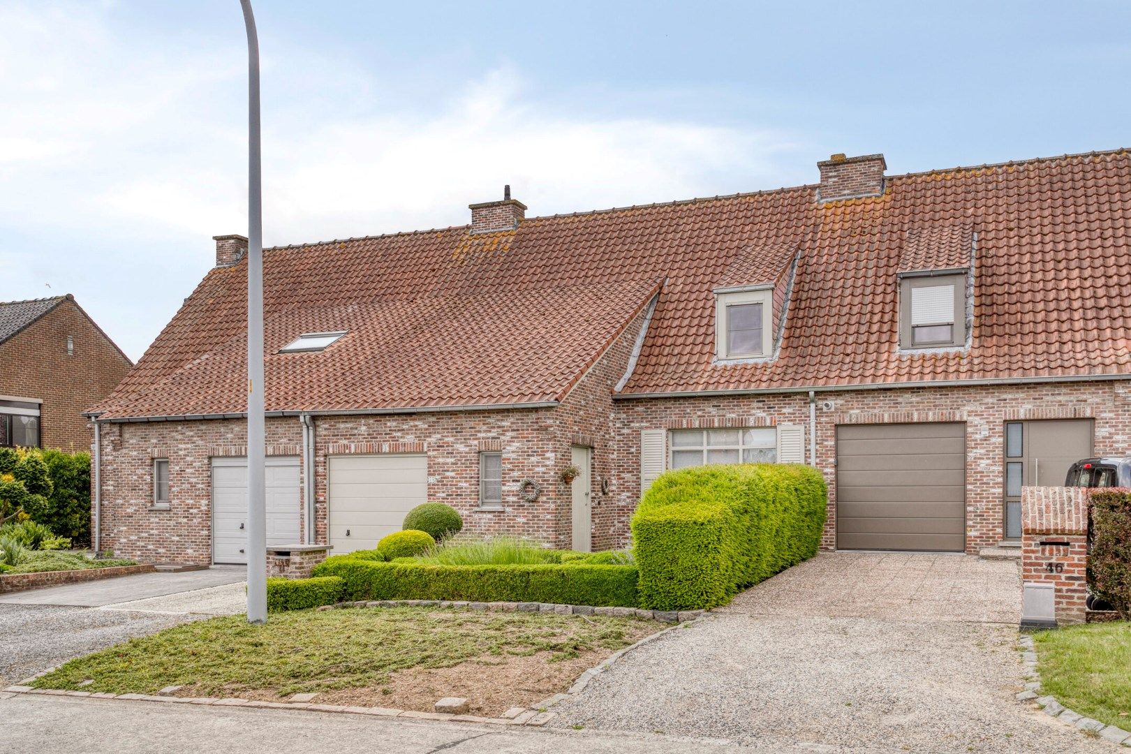 Mooie woning met 3 slaapkamers, garage en prachtige tuin! foto {{pictureIndex}}