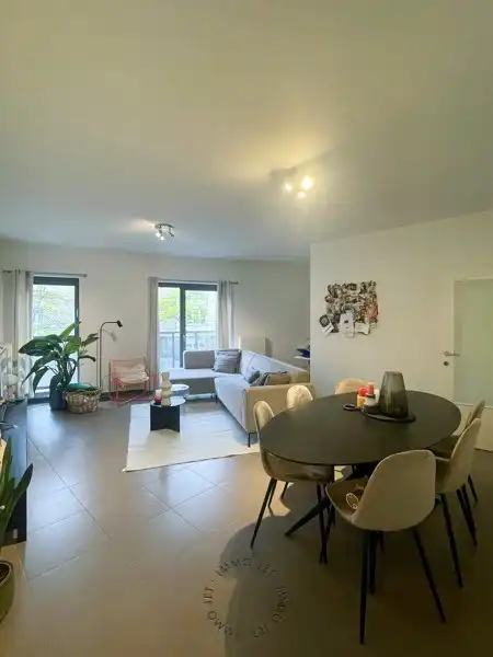 Perfect gelegen, recent appartement met twee slaapkamers foto 3