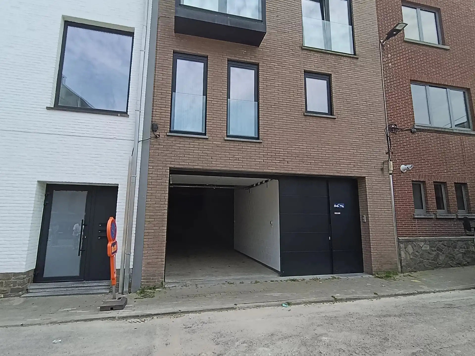 Ruime garage of stockageruimte foto 2