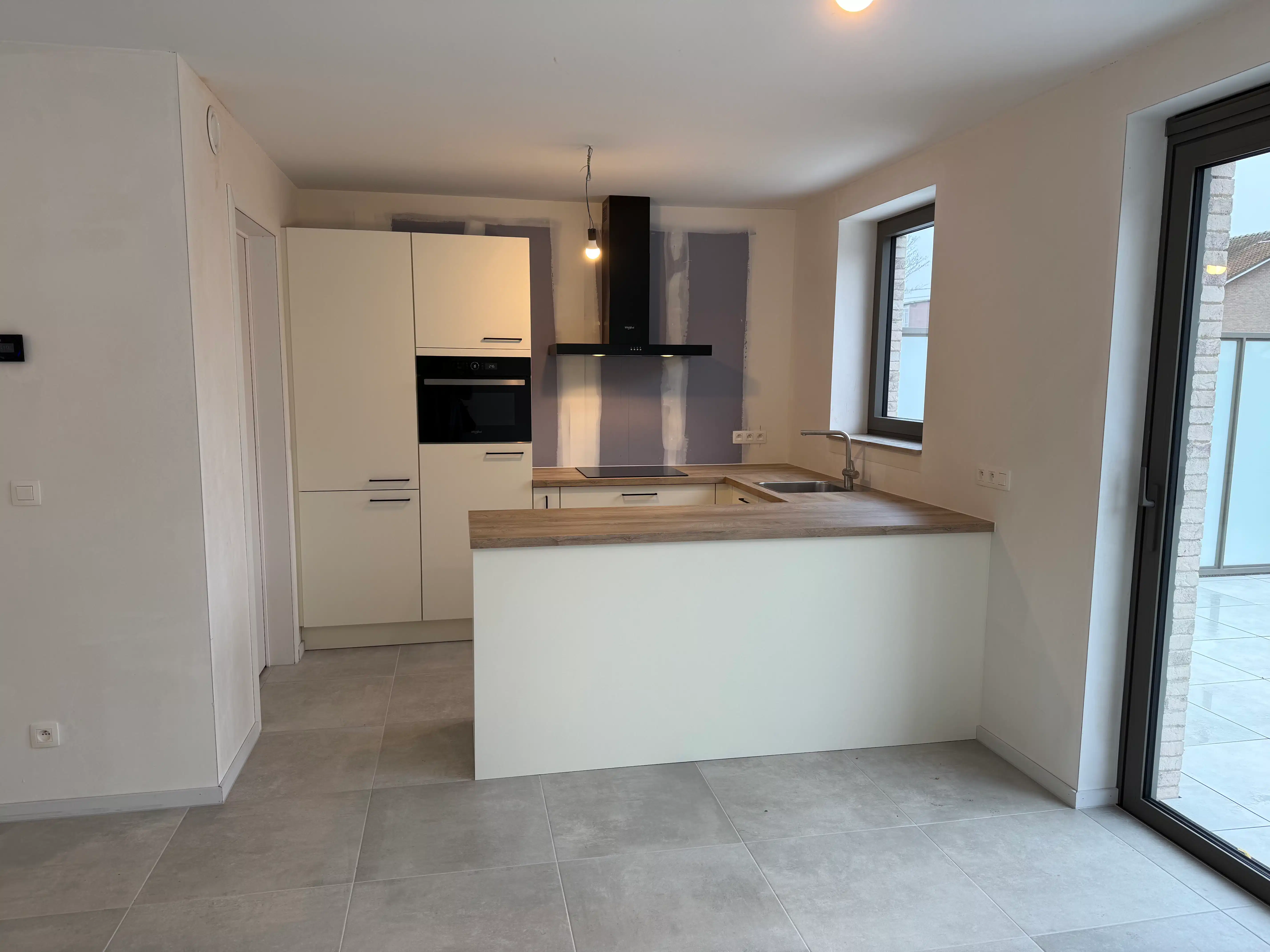 Te huur: Prachtig gelijkvloers 2-slaapkamerappartement met terras en privé-tuin foto 3