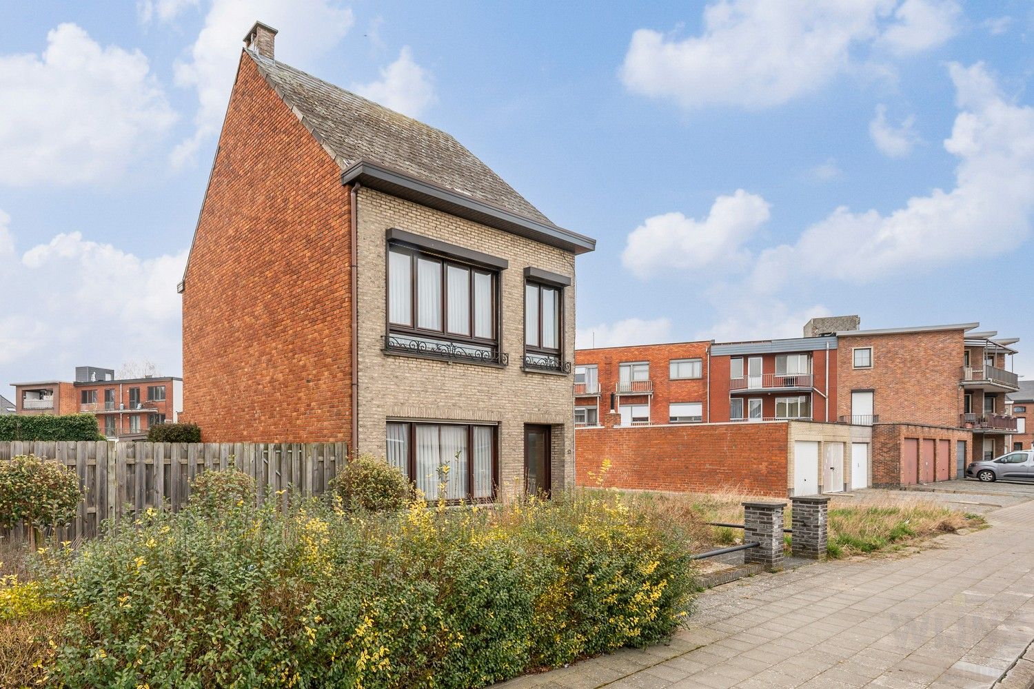 Hoofdfoto van de publicatie: Gesloten bebouwing 219m² met naastliggend bouwgrond 231m²