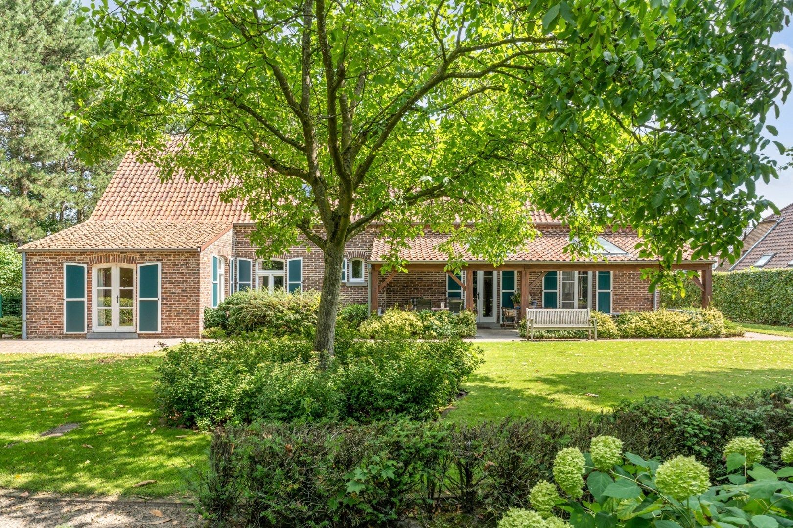 Ruim, karaktervol landhuis met parkachtige tuin op perceel van 16a29ca. foto 6