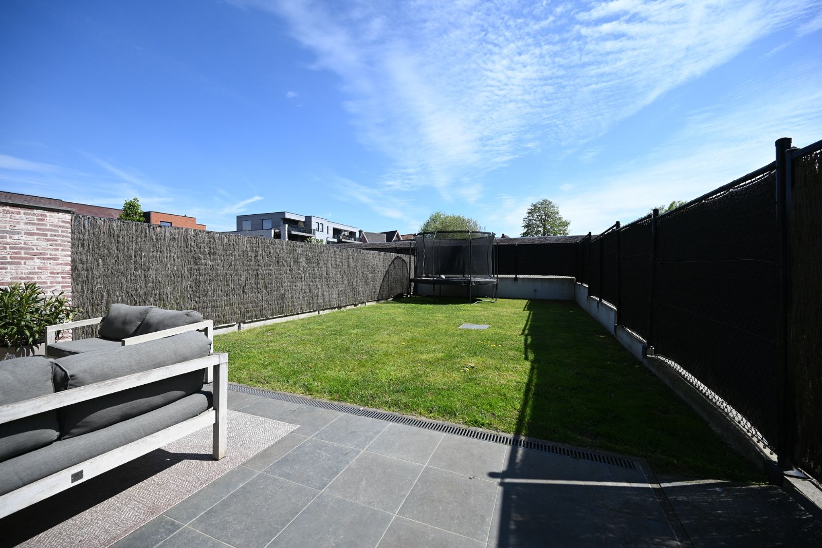 Gezinsvriendelijke Woning met Open Keuken, Tuin parkeerplaats en Garage foto 8