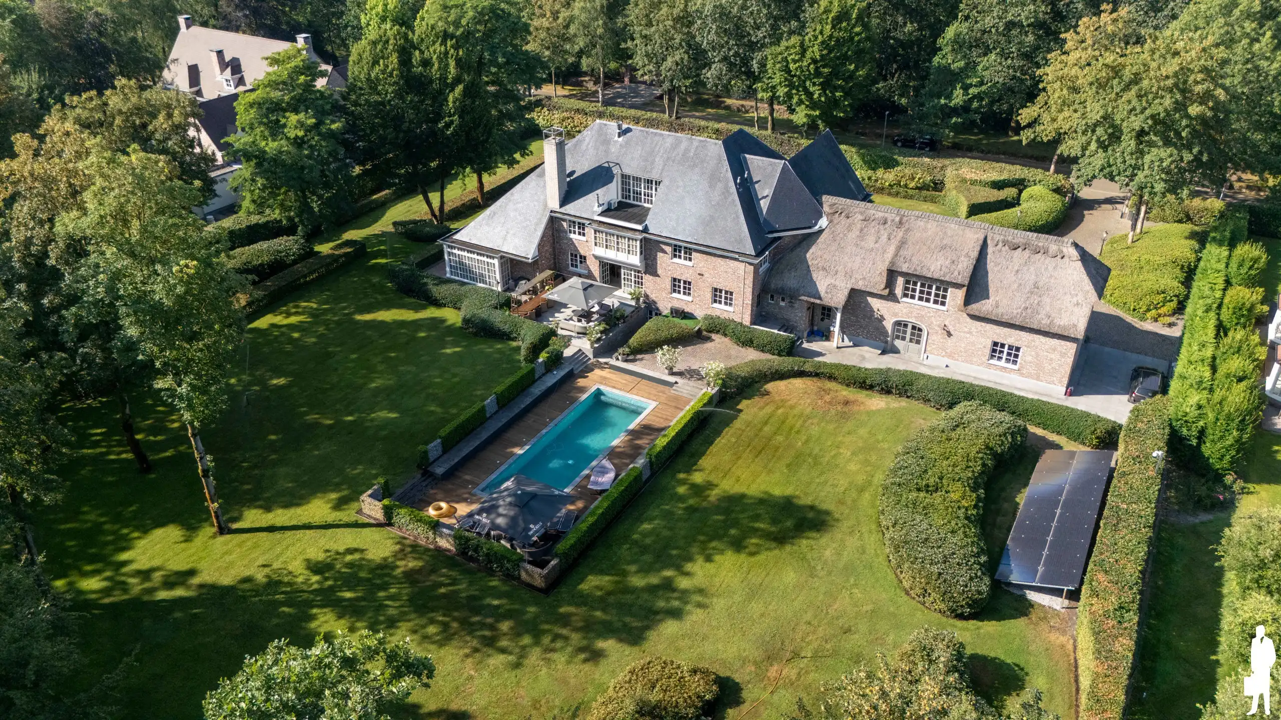 Exclusieve villa met zwembad op een perceel van 6.420 m² foto 2