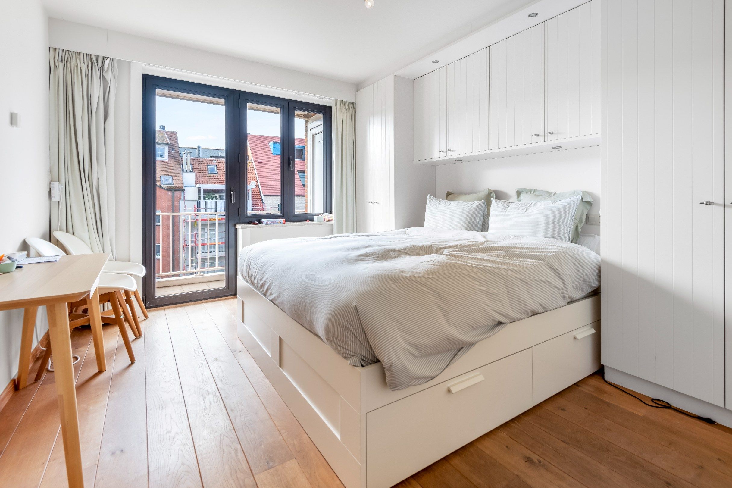 Verzorgd appartement met FRONTAAL ZEEZICHT, gelegen op de zeedijk vlakbij het Albertplein. foto 13