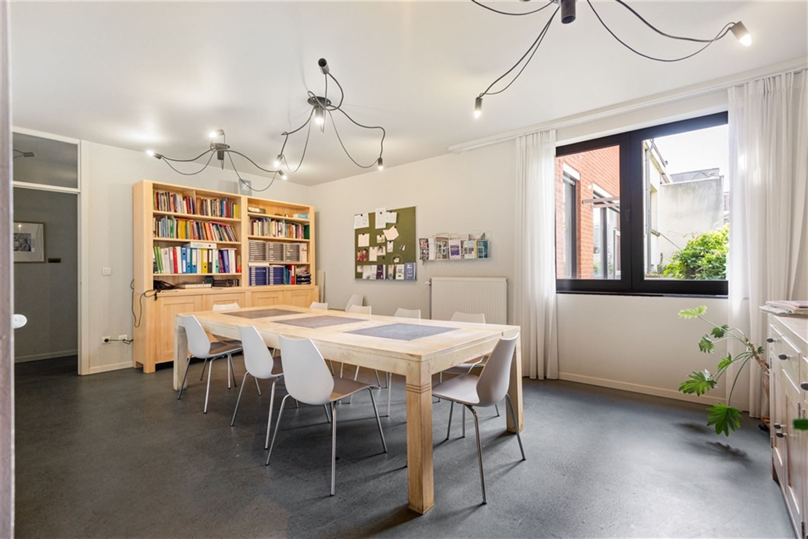 Kantoorgebouw te koop in Berchem foto 2