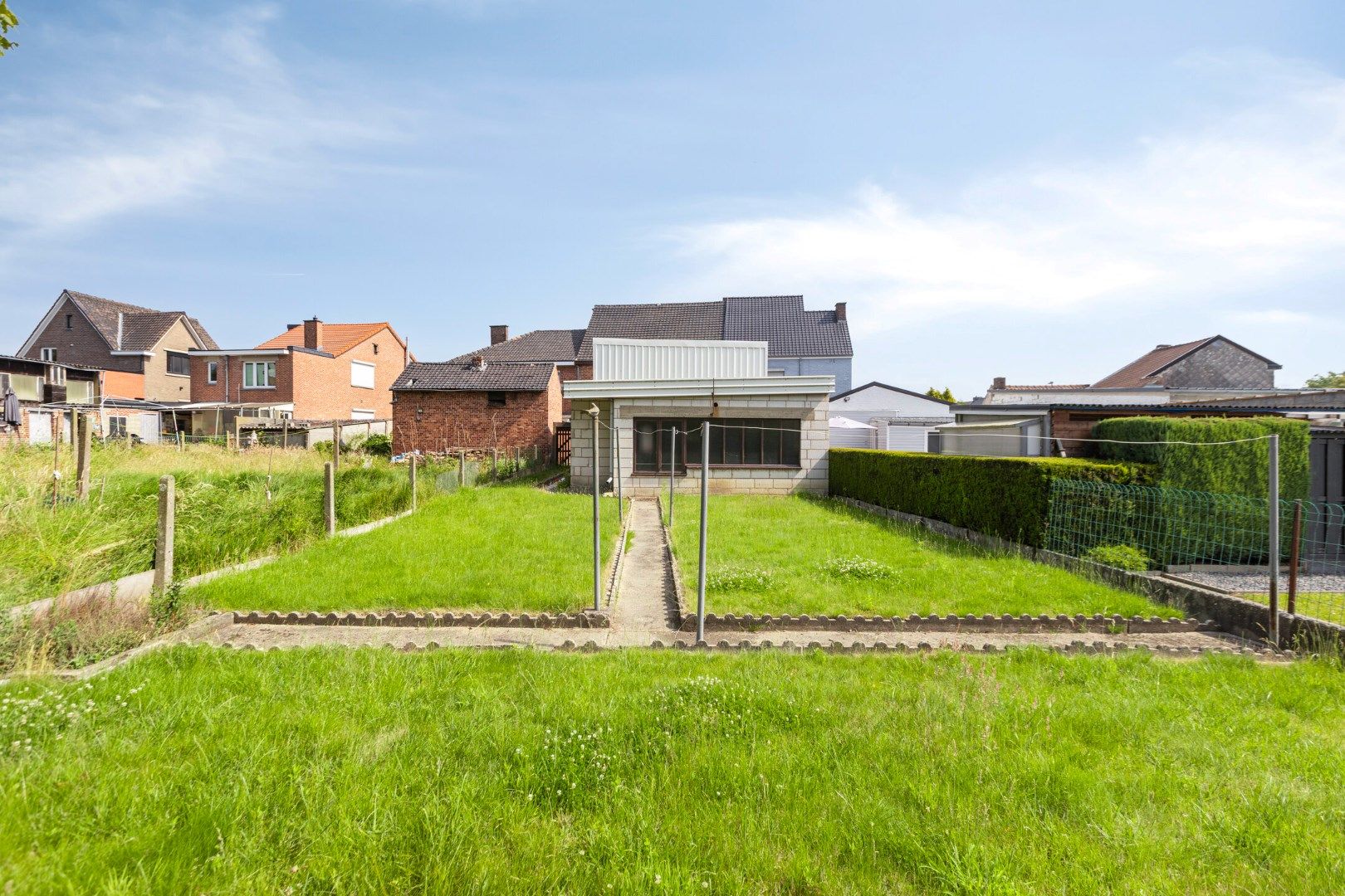 Ruime gezinswoning met grote werkplaats en zonnige tuin foto 2